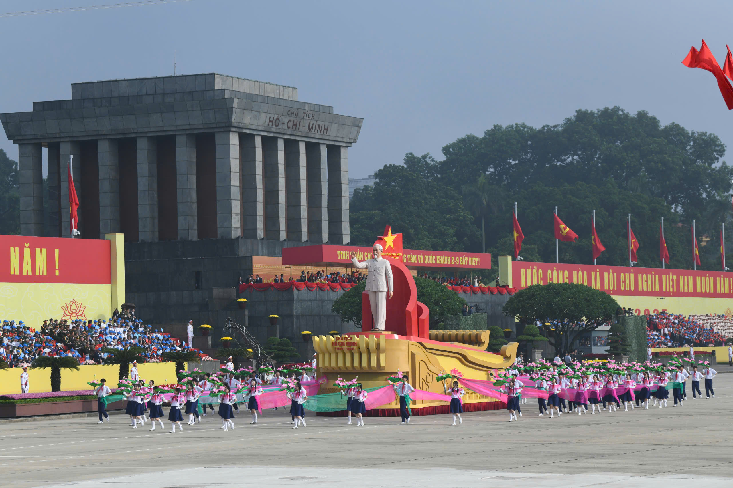 Những h&igrave;nh ảnh h&ugrave;ng tr&aacute;ng tại lễ diễu binh, diễu h&agrave;nh mừng 80 năm Quốc kh&aacute;nh- Ảnh 10.