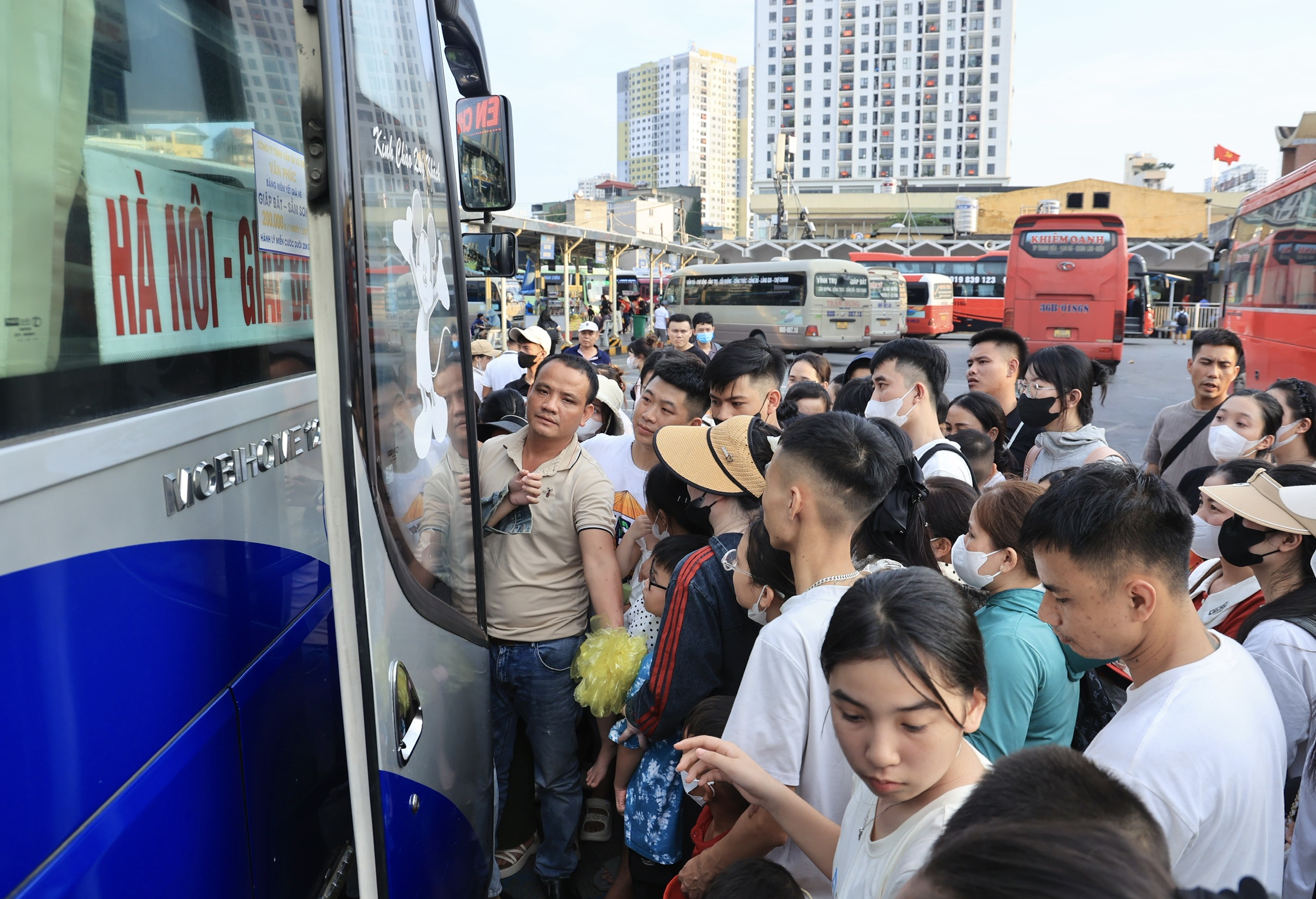 Khách đổ về Hà Nội ngày cuối nghỉ lễ 2/9, bến xe đông nghẹt- Ảnh 2. Khách đổ về Hà Nội ngày cuối nghỉ lễ 2/9, bến xe đông nghẹt- Ảnh 2.