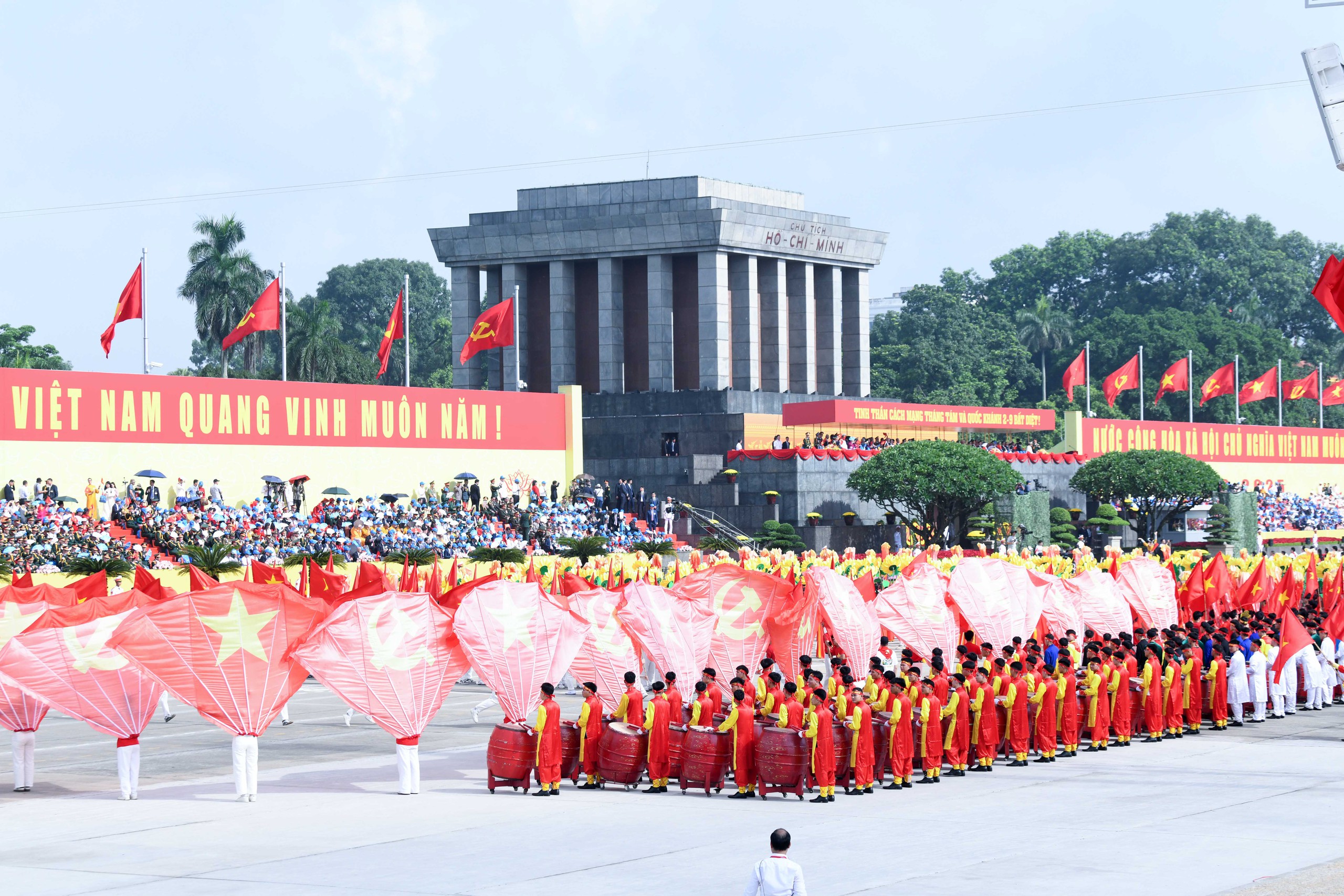 Những h&igrave;nh ảnh h&ugrave;ng tr&aacute;ng tại lễ diễu binh, diễu h&agrave;nh mừng 80 năm Quốc kh&aacute;nh- Ảnh 28.