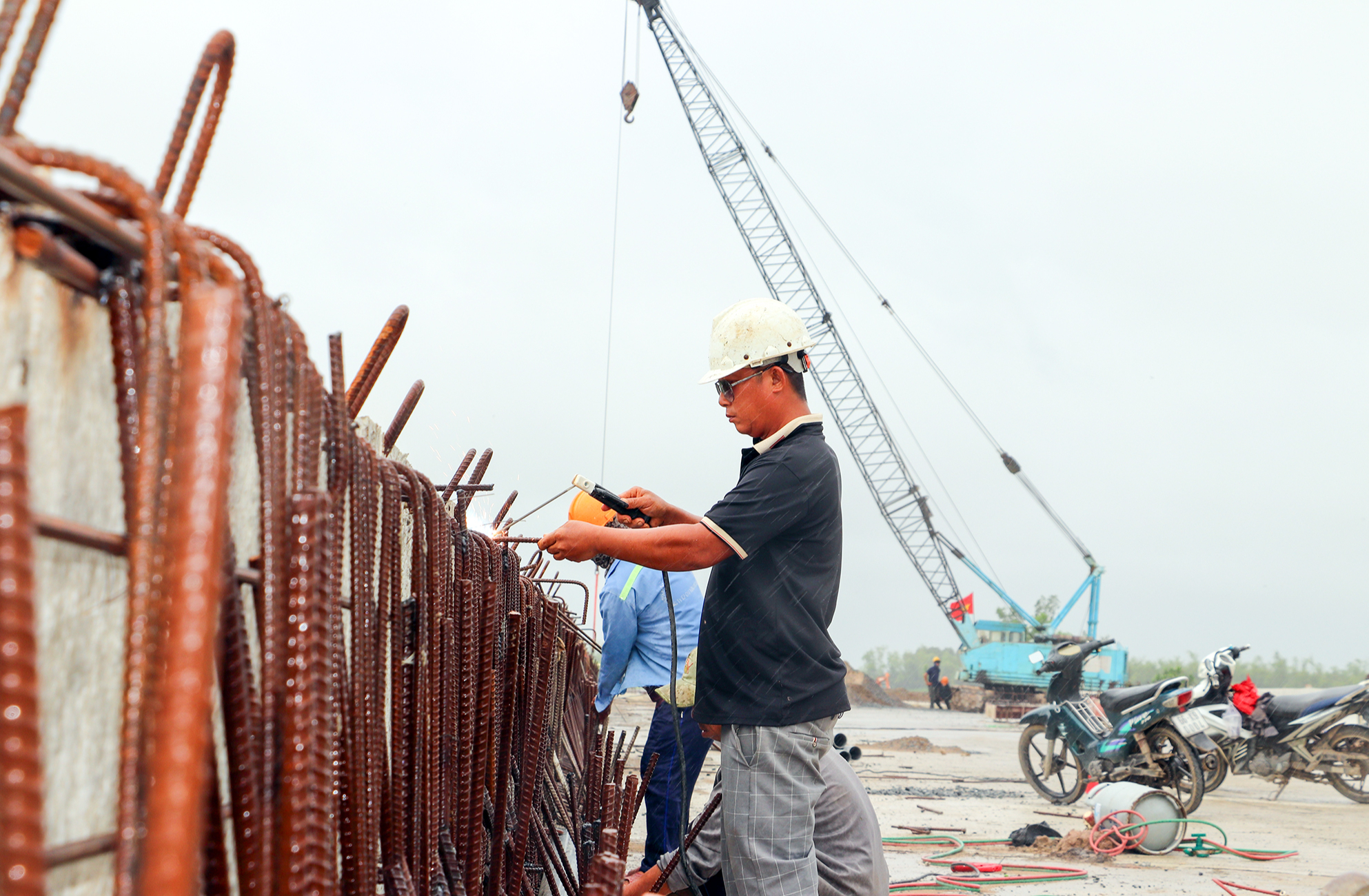 Cao tốc Cần Thơ - C&agrave; Mau: C&ocirc;ng nh&acirc;n đội mưa thi c&ocirc;ng xuy&ecirc;n lễ để kịp tiến độ- Ảnh 5.