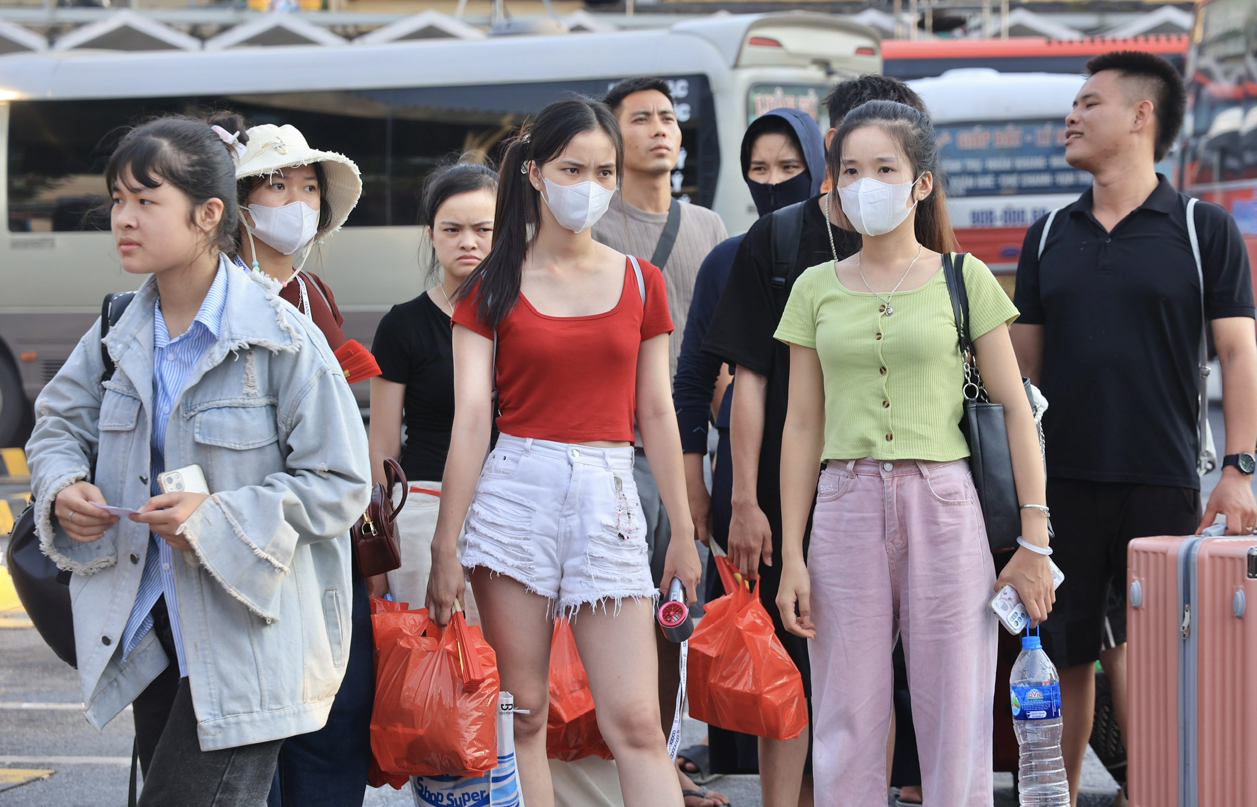 Khách đổ về Hà Nội ngày cuối nghỉ lễ 2/9, bến xe đông nghẹt- Ảnh 8. Khách đổ về Hà Nội ngày cuối nghỉ lễ 2/9, bến xe đông nghẹt- Ảnh 8.