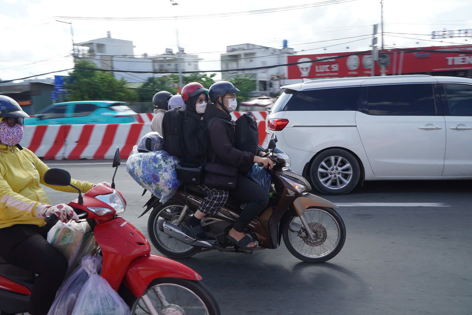 Bến xe, s&acirc;n bay th&ocirc;ng tho&aacute;ng, cửa ng&otilde; T&acirc;y TP.HCM đ&ocirc;ng đ&uacute;c ng&agrave;y cuối kỳ nghỉ lễ- Ảnh 11.