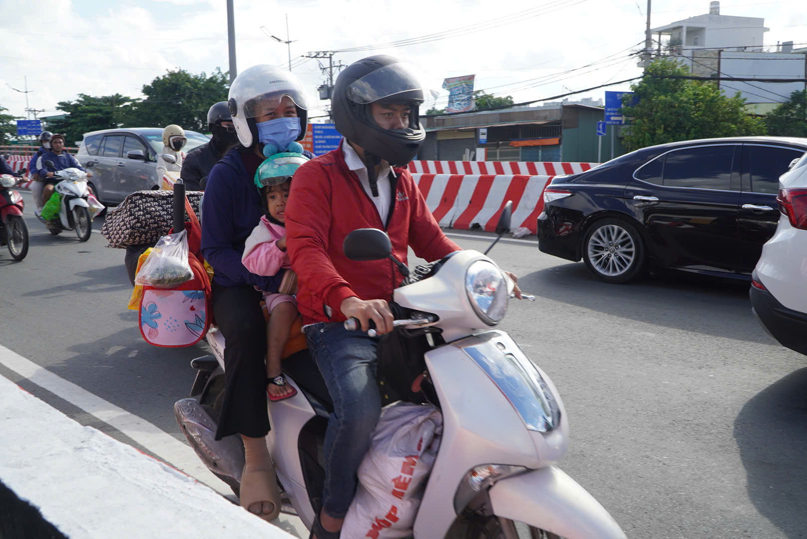 Bến xe, s&acirc;n bay th&ocirc;ng tho&aacute;ng, cửa ng&otilde; T&acirc;y TP.HCM đ&ocirc;ng đ&uacute;c ng&agrave;y cuối kỳ nghỉ lễ- Ảnh 9.