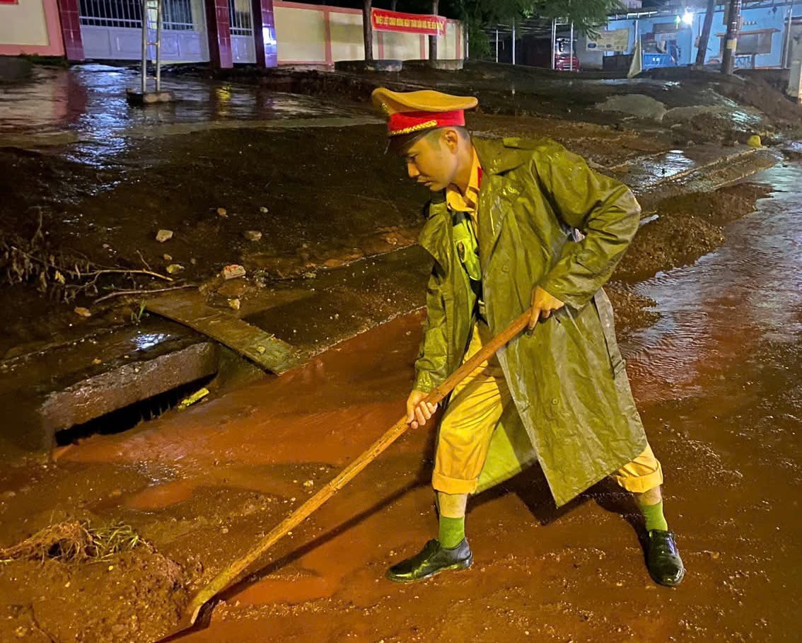 Đồng Nai: CSGT c&ugrave;ng người d&acirc;n xuy&ecirc;n đ&ecirc;m dọn đất đ&aacute;, th&ocirc;ng xe QL13 sau sạt lở- Ảnh 1.