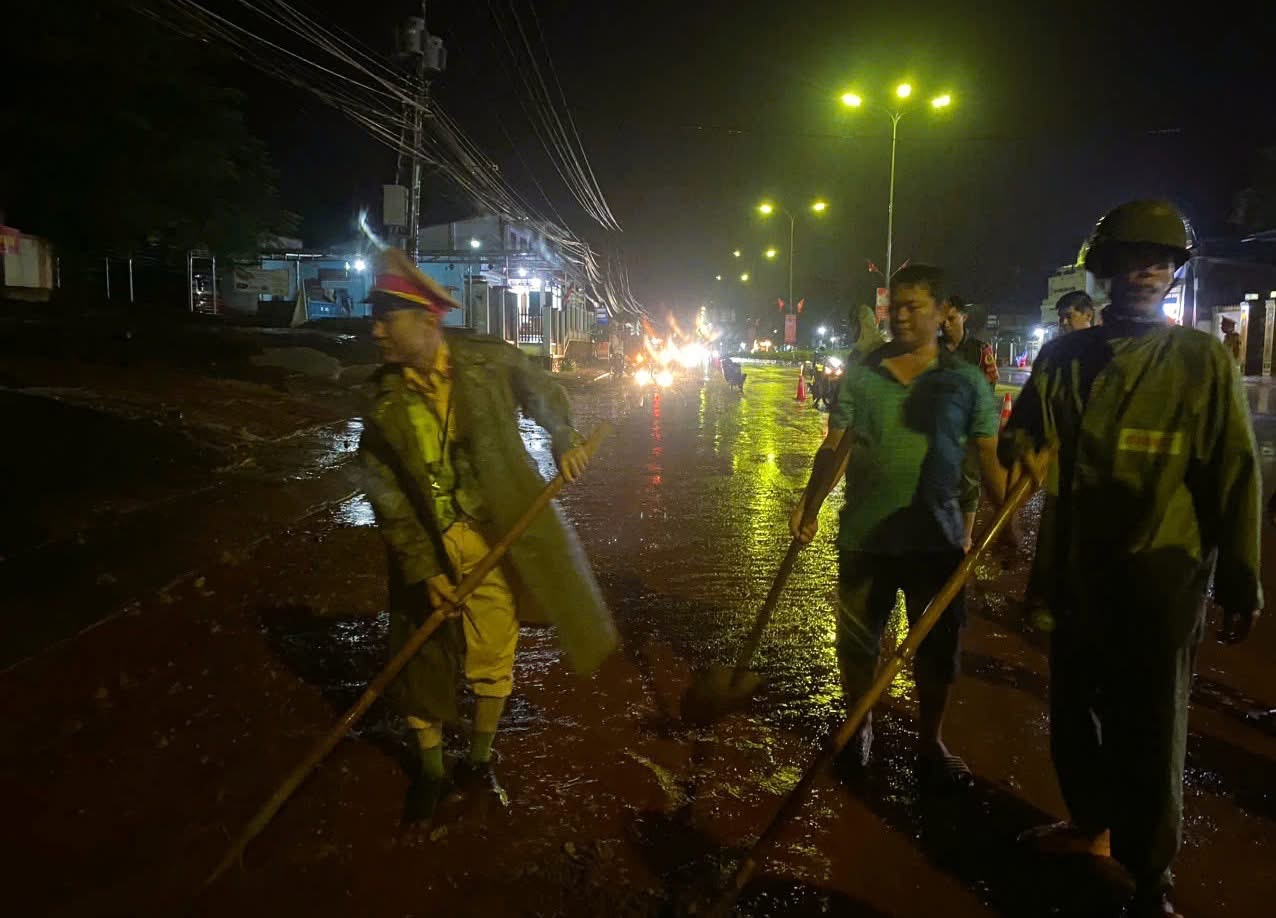 Đồng Nai: CSGT c&ugrave;ng người d&acirc;n xuy&ecirc;n đ&ecirc;m dọn đất đ&aacute;, th&ocirc;ng xe QL13 sau sạt lở- Ảnh 3.