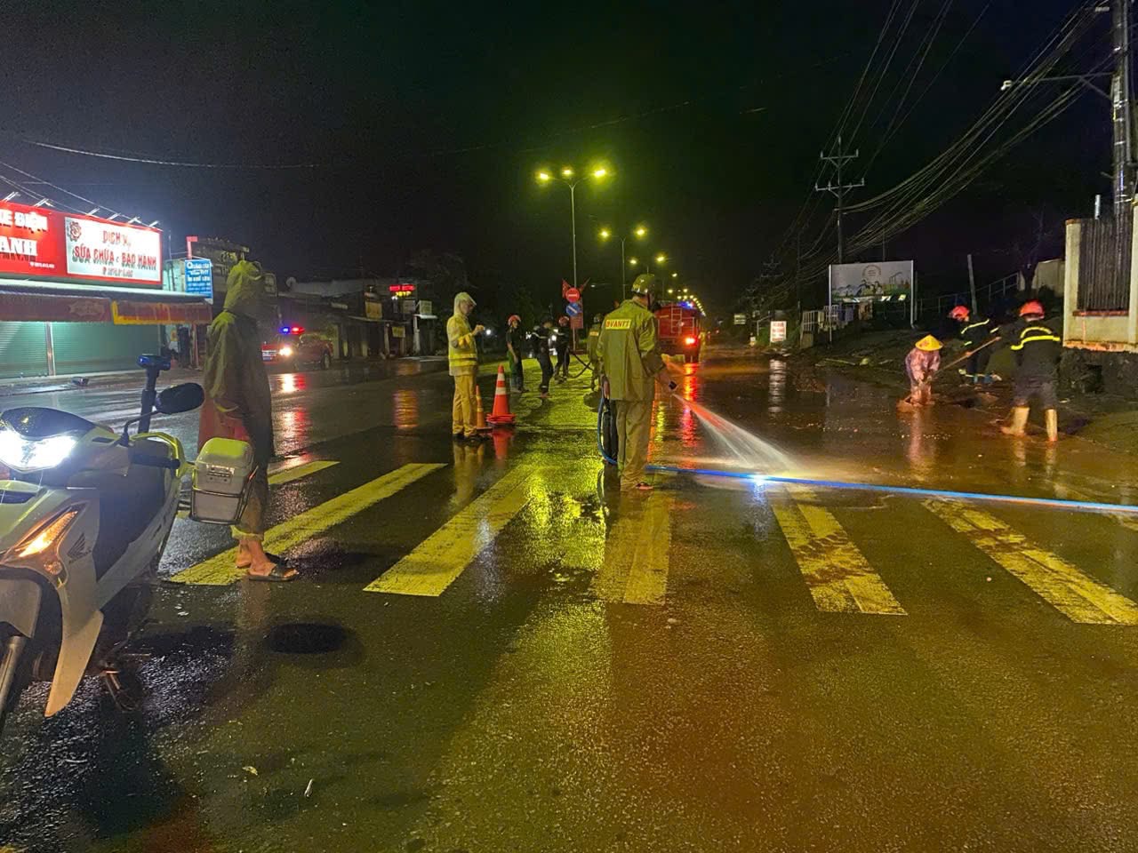 Đồng Nai: CSGT c&ugrave;ng người d&acirc;n xuy&ecirc;n đ&ecirc;m dọn đất đ&aacute;, th&ocirc;ng xe QL13 sau sạt lở- Ảnh 2.