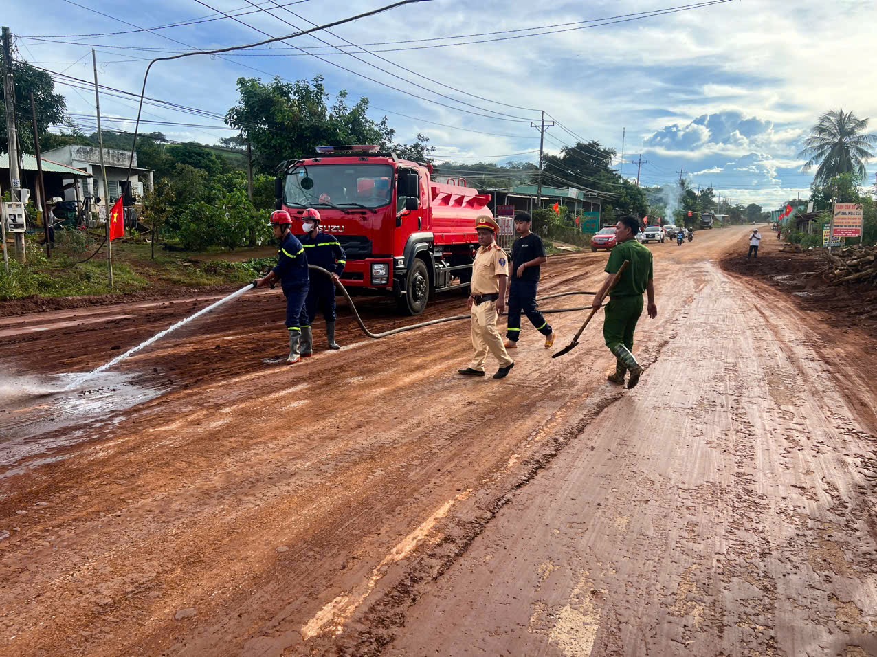 Đồng Nai: Khẩn trương khắc phục sự cố sạt lở, b&ugrave;n đất phủ k&iacute;n quốc lộ 14C- Ảnh 4.
