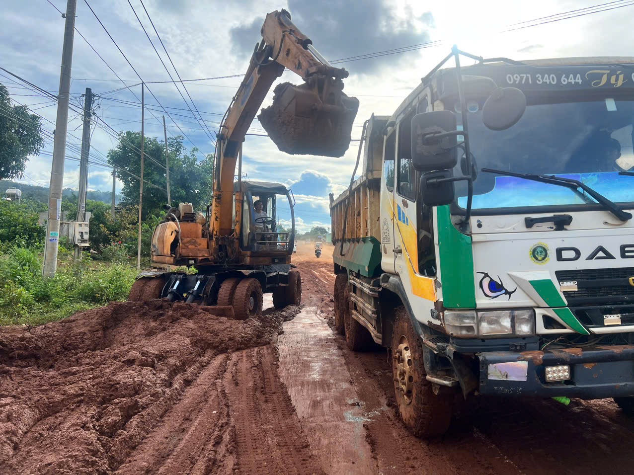 Đồng Nai: Khẩn trương khắc phục sự cố sạt lở, b&ugrave;n đất phủ k&iacute;n quốc lộ 14C- Ảnh 6.