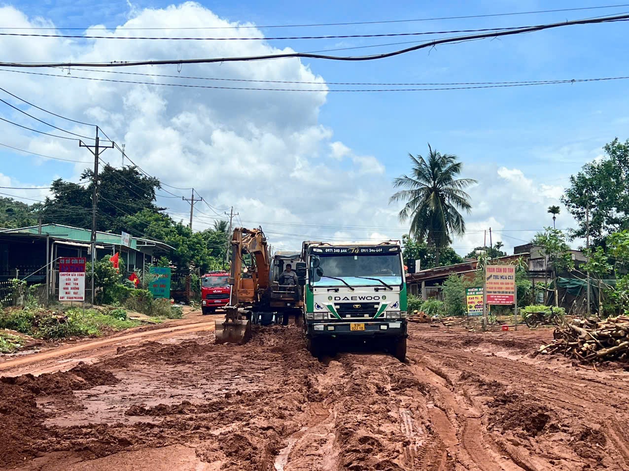 Đồng Nai: Khẩn trương khắc phục sự cố sạt lở, b&ugrave;n đất phủ k&iacute;n quốc lộ 14C- Ảnh 5.