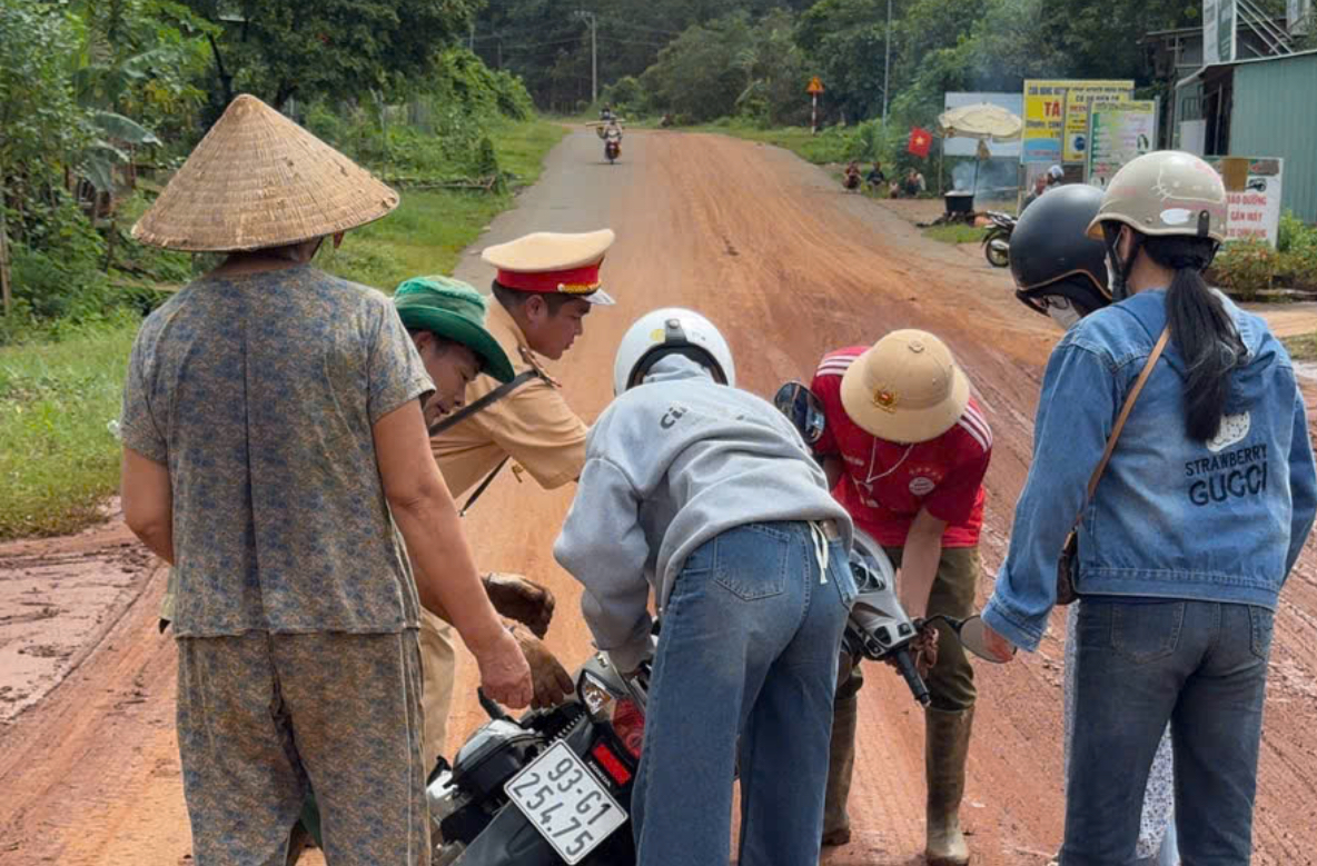 Đồng Nai: Khẩn trương khắc phục sự cố sạt lở, b&ugrave;n đất phủ k&iacute;n quốc lộ 14C- Ảnh 3.