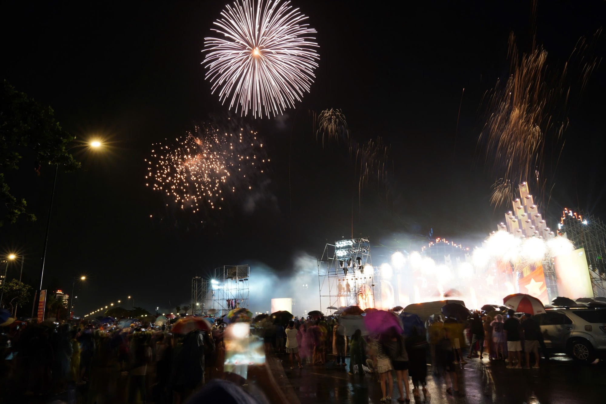 M&atilde;n nh&atilde;n với đại tiệc &aacute;nh s&aacute;ng ch&agrave;o mừng Quốc kh&aacute;nh 2/9 tại nhiều tỉnh, th&agrave;nh- Ảnh 3.