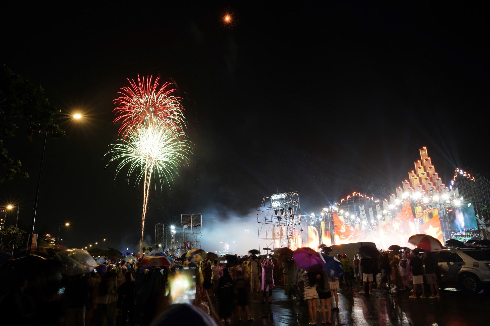 M&atilde;n nh&atilde;n với đại tiệc &aacute;nh s&aacute;ng ch&agrave;o mừng Quốc kh&aacute;nh 2/9 tại nhiều tỉnh, th&agrave;nh- Ảnh 8.