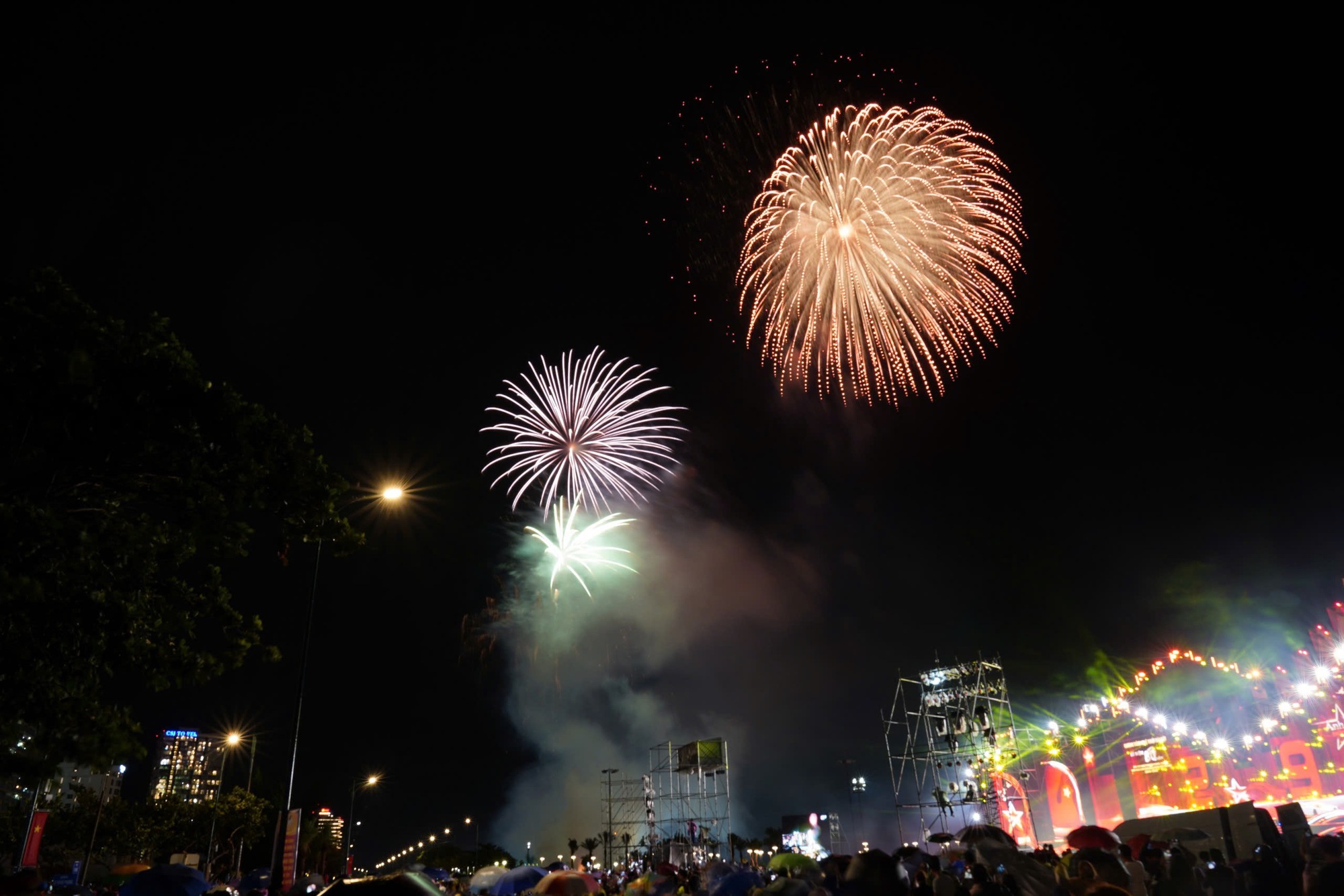 M&atilde;n nh&atilde;n với đại tiệc &aacute;nh s&aacute;ng ch&agrave;o mừng Quốc kh&aacute;nh 2/9 tại nhiều tỉnh, th&agrave;nh- Ảnh 7.