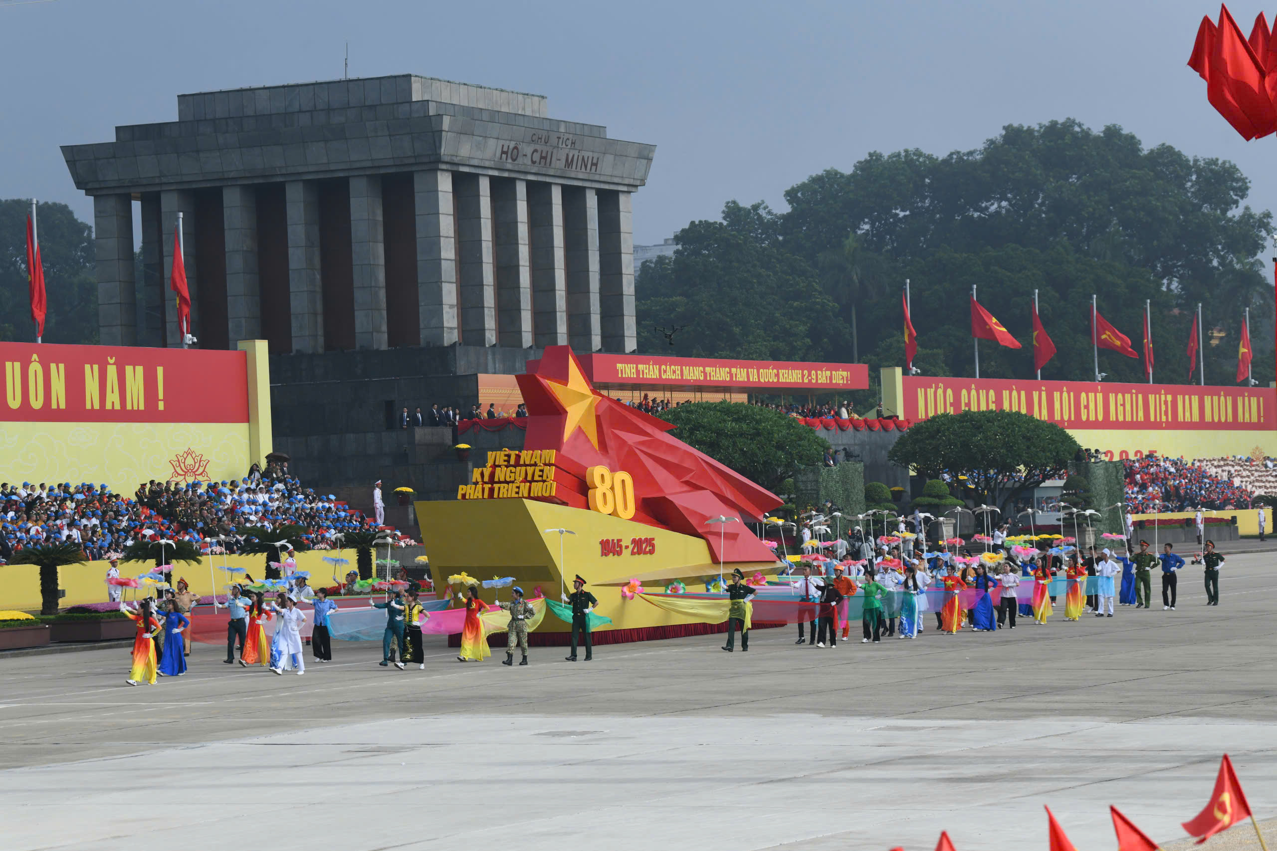 Những h&igrave;nh ảnh h&ugrave;ng tr&aacute;ng tại lễ diễu binh, diễu h&agrave;nh mừng 80 năm Quốc kh&aacute;nh- Ảnh 11.