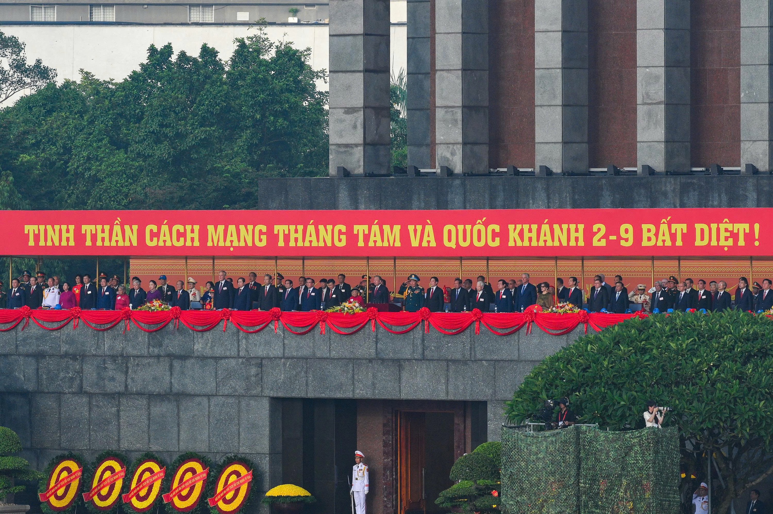 Những h&igrave;nh ảnh h&ugrave;ng tr&aacute;ng tại lễ diễu binh, diễu h&agrave;nh mừng 80 năm Quốc kh&aacute;nh- Ảnh 2.