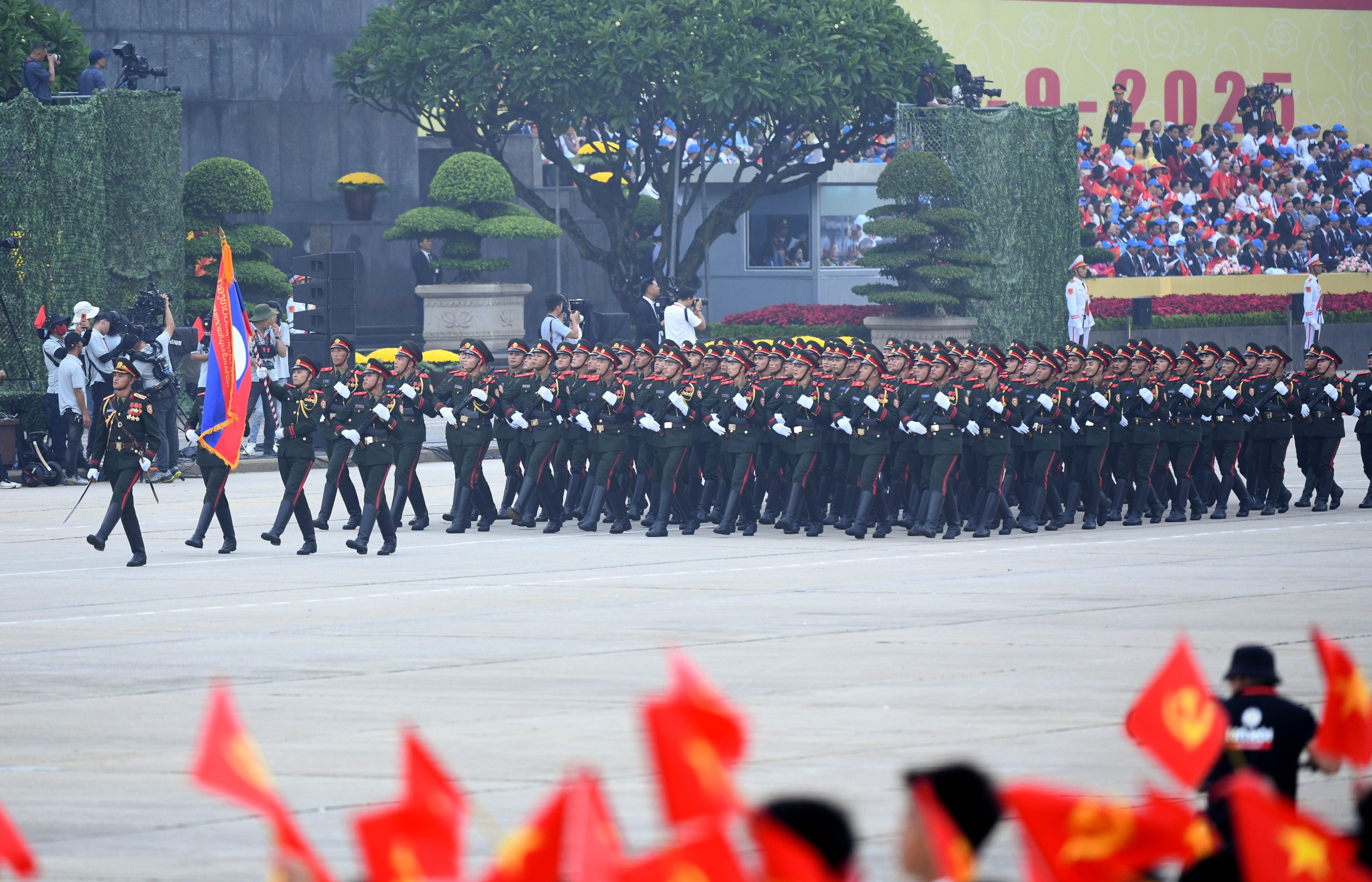 Những h&igrave;nh ảnh h&ugrave;ng tr&aacute;ng tại lễ diễu binh, diễu h&agrave;nh mừng 80 năm Quốc kh&aacute;nh- Ảnh 15.