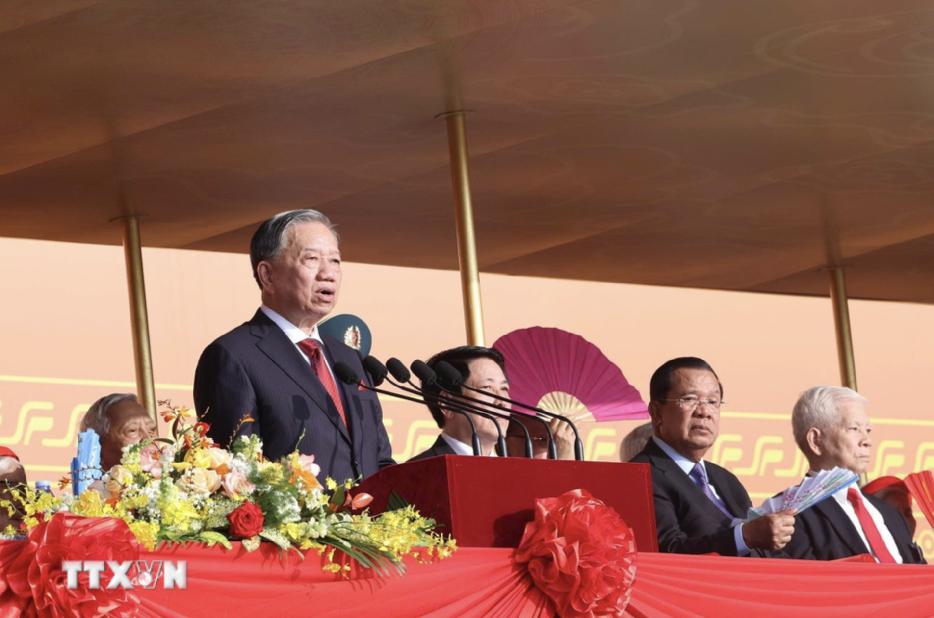 Tổng B&iacute; thư T&ocirc; L&acirc;m: Triệu triệu tr&aacute;i tim Việt Nam c&ugrave;ng chung nhịp đập tự h&agrave;o- Ảnh 1.