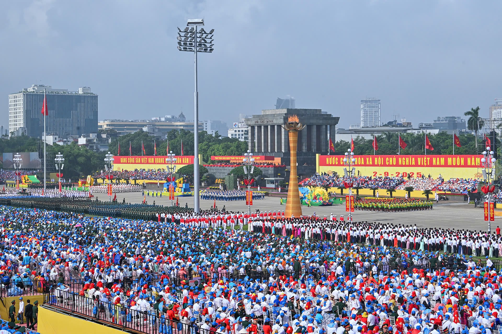 Những h&igrave;nh ảnh h&ugrave;ng tr&aacute;ng tại lễ diễu binh, diễu h&agrave;nh mừng 80 năm Quốc kh&aacute;nh- Ảnh 1.