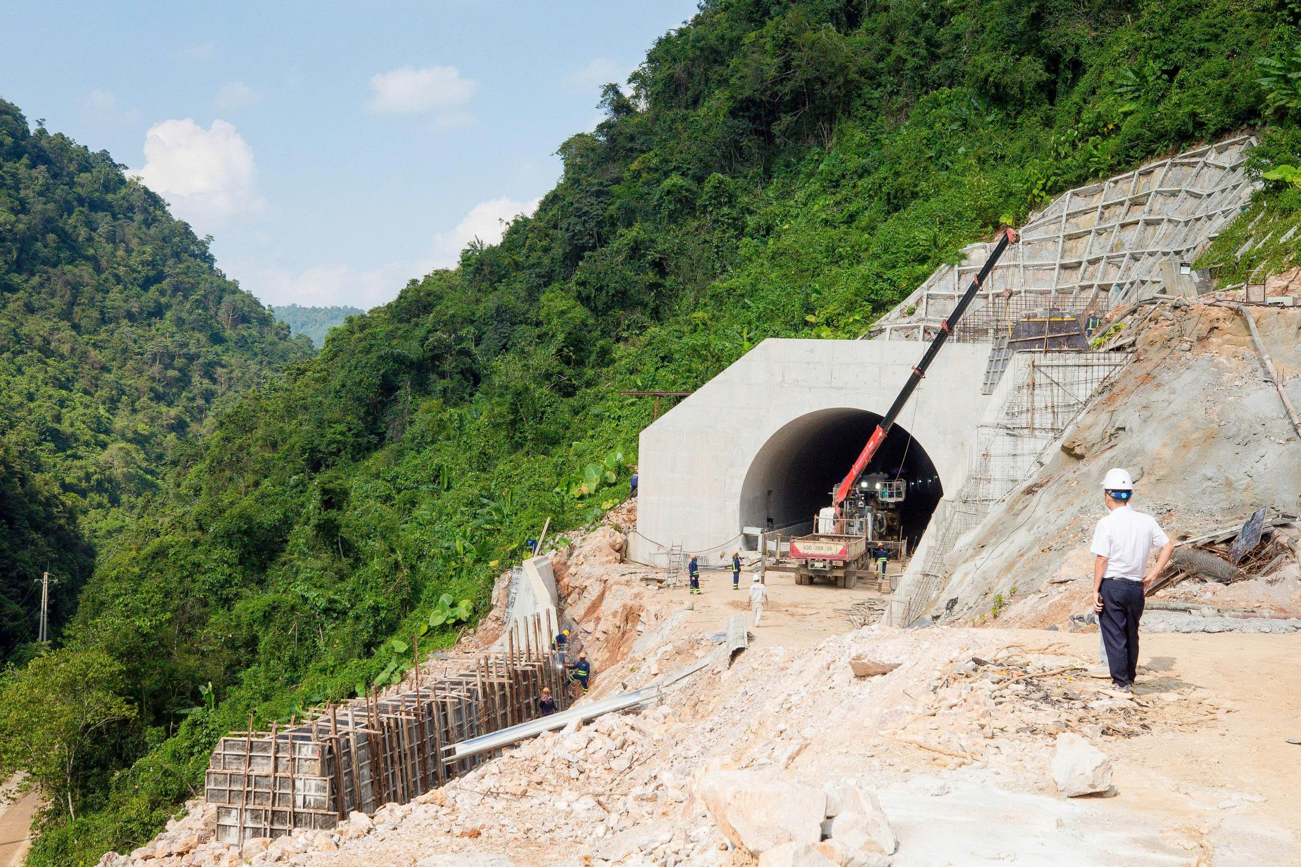 Gần 6.000 người thi c&ocirc;ng cao tốc Hữu Nghị - Chi Lăng, Đồng Đăng - Tr&agrave; Lĩnh xuy&ecirc;n lễ 2/9- Ảnh 4.