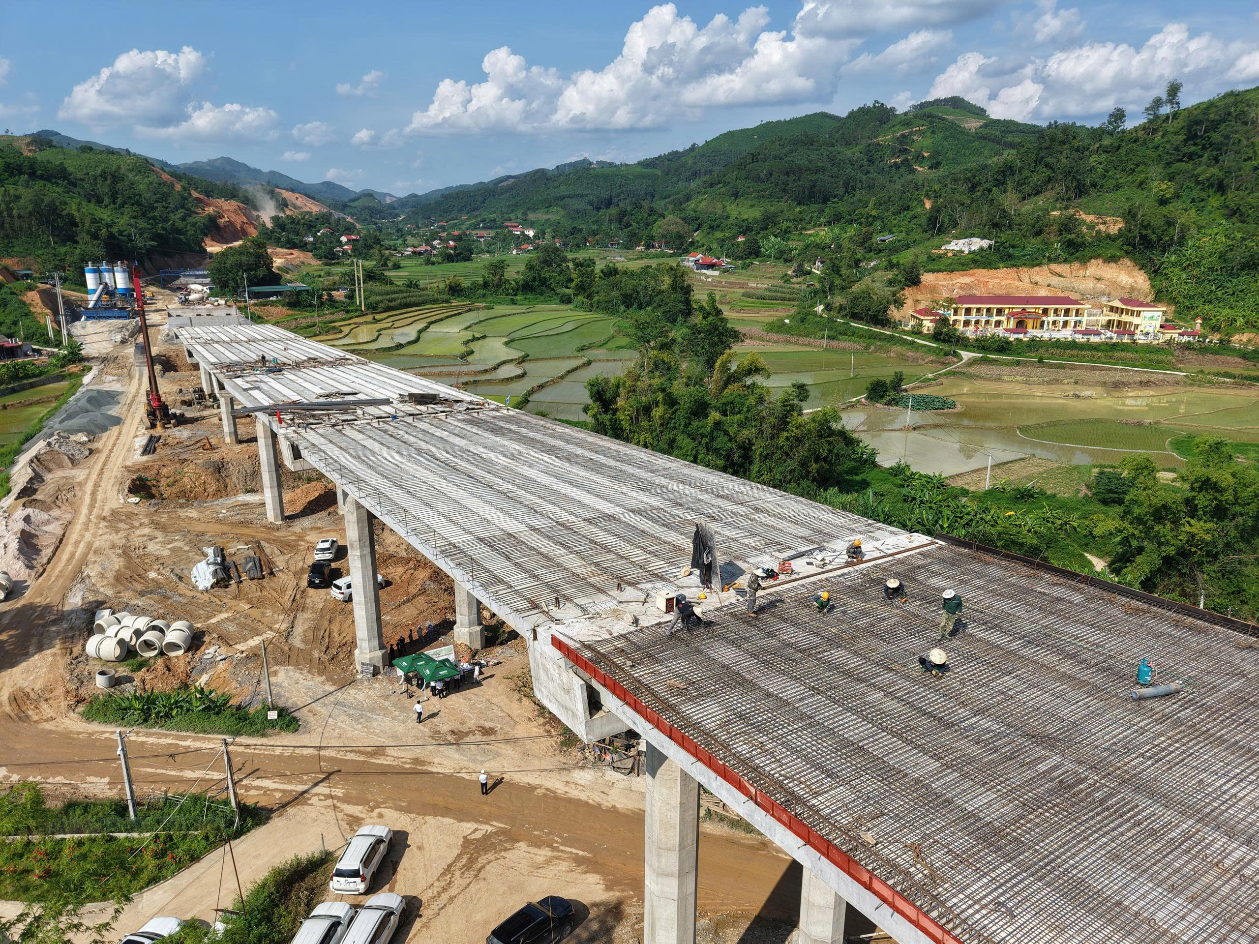 Gần 6.000 người thi c&ocirc;ng cao tốc Hữu Nghị - Chi Lăng, Đồng Đăng - Tr&agrave; Lĩnh xuy&ecirc;n lễ 2/9- Ảnh 2.