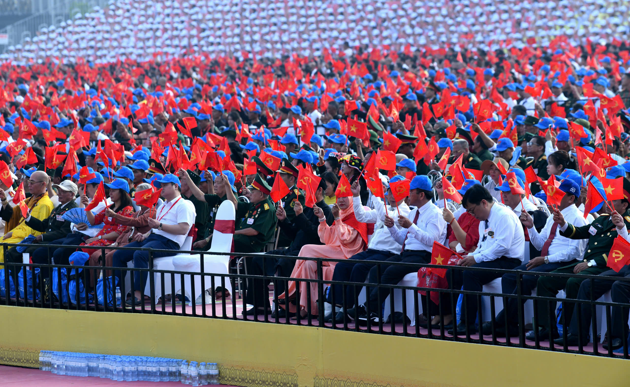 Những h&igrave;nh ảnh h&ugrave;ng tr&aacute;ng tại lễ diễu binh, diễu h&agrave;nh mừng 80 năm Quốc kh&aacute;nh- Ảnh 25.