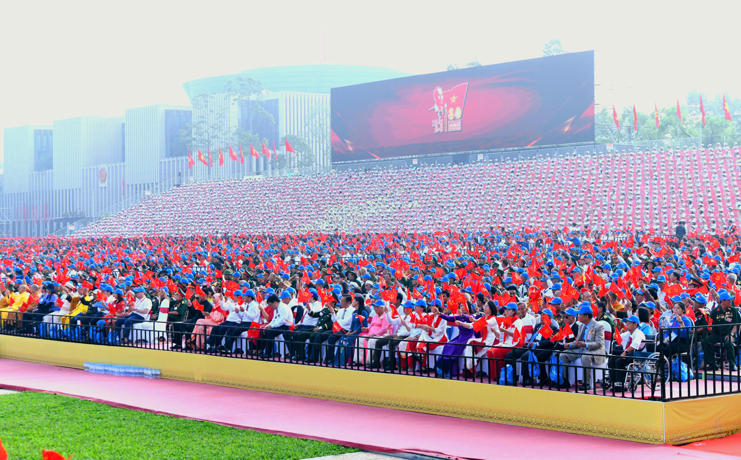 Những h&igrave;nh ảnh h&ugrave;ng tr&aacute;ng tại lễ diễu binh, diễu h&agrave;nh mừng 80 năm Quốc kh&aacute;nh- Ảnh 24.