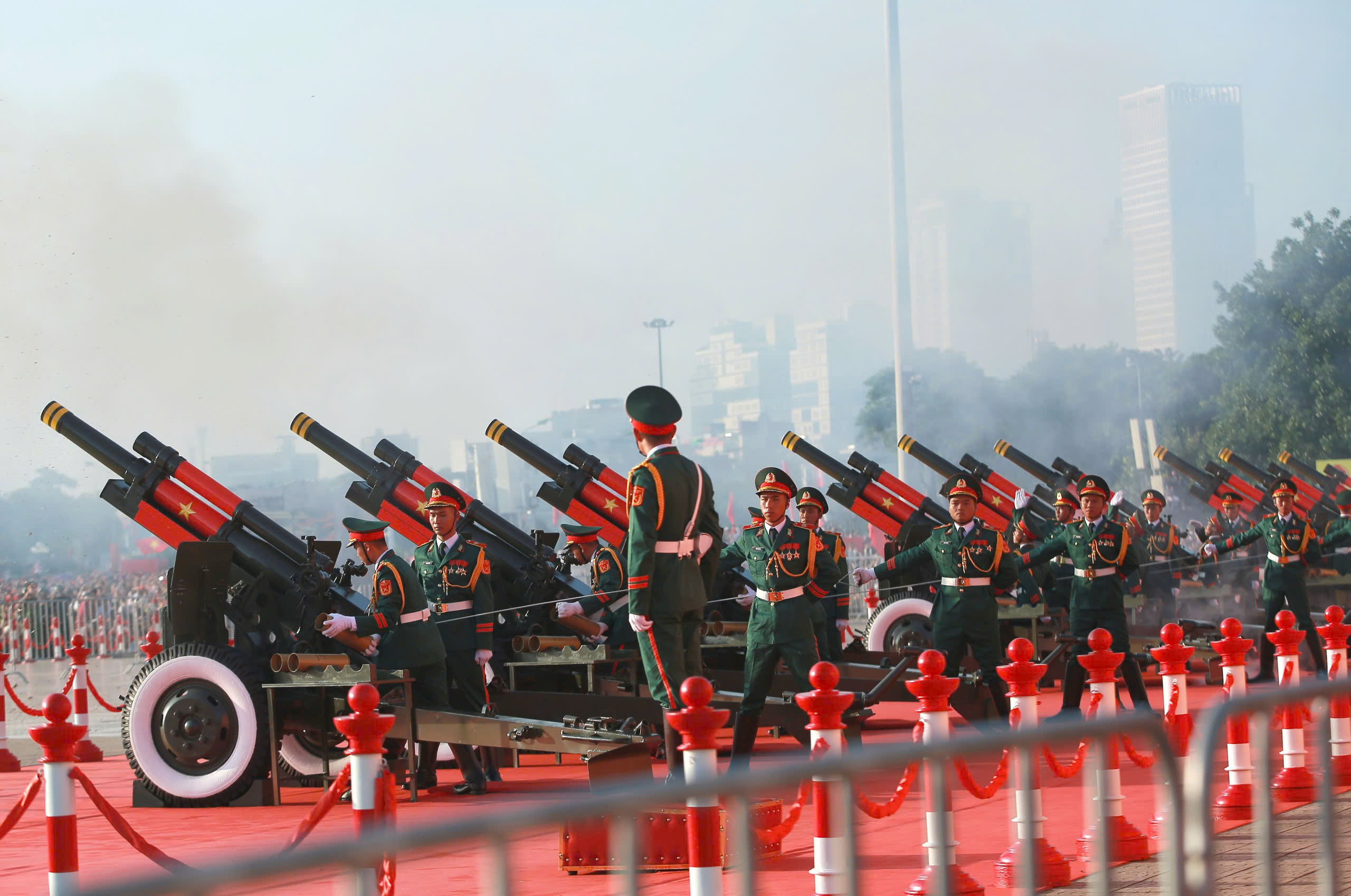 Những h&igrave;nh ảnh h&ugrave;ng tr&aacute;ng tại lễ diễu binh, diễu h&agrave;nh mừng 80 năm Quốc kh&aacute;nh- Ảnh 5.