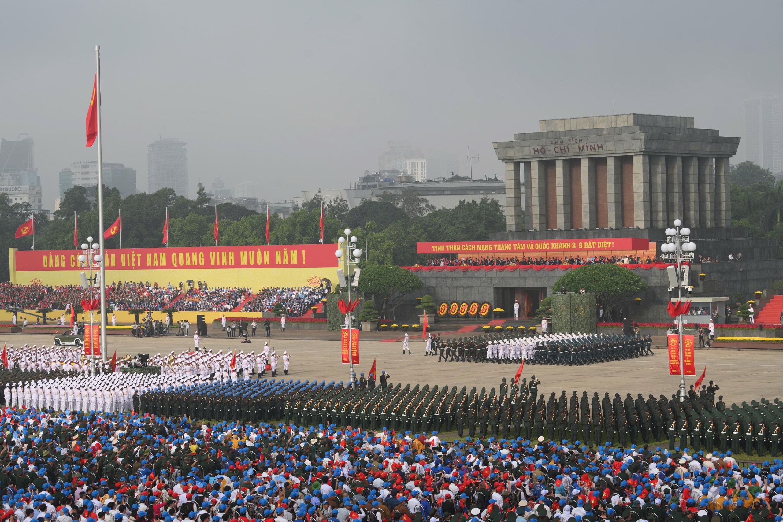 Ho&agrave;nh tr&aacute;ng lễ diễu binh, diễu h&agrave;nh A80: Ki&ecirc;u h&atilde;nh, tự h&agrave;o tiến v&agrave;o kỷ nguy&ecirc;n h&ugrave;ng cường- Ảnh 1.
