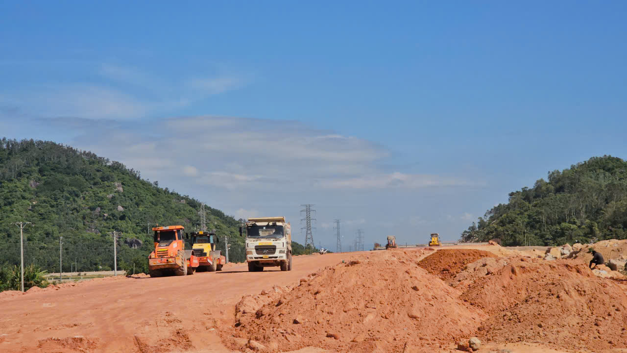 Cao tốc Chí Thạnh - Vân Phong: Hơn 1.000 kỹ sư, công nhân thi công xuyên lễ- Ảnh 2. Cao tốc Chí Thạnh - Vân Phong: Hơn 1.000 kỹ sư, công nhân thi công xuyên lễ- Ảnh 2.