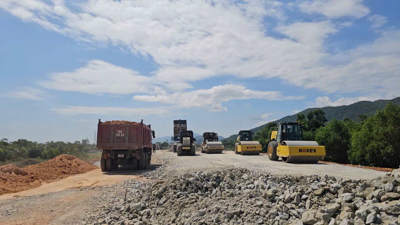 Cao tốc Chí Thạnh - Vân Phong: Hơn 1.000 kỹ sư, công nhân thi công xuyên lễ- Ảnh 1. Cao tốc Chí Thạnh - Vân Phong: Hơn 1.000 kỹ sư, công nhân thi công xuyên lễ- Ảnh 1.