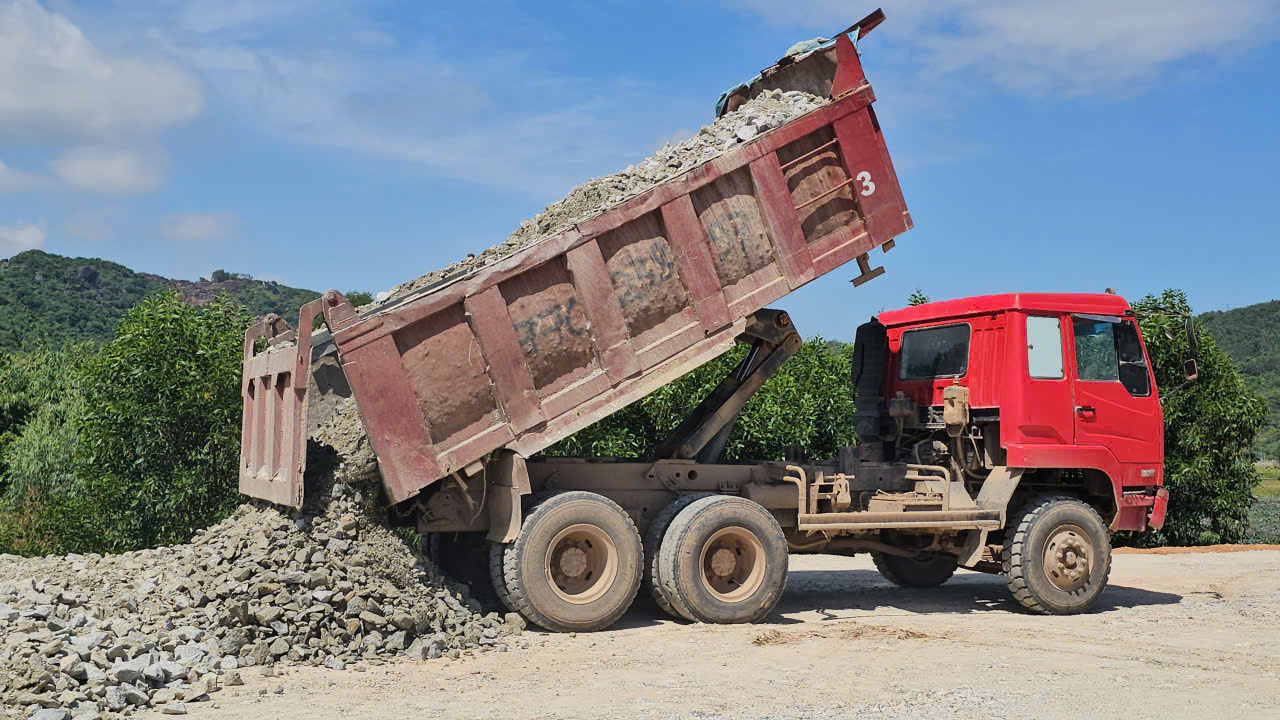 Cao tốc Chí Thạnh - Vân Phong: Hơn 1.000 kỹ sư, công nhân thi công xuyên lễ- Ảnh 8. Cao tốc Chí Thạnh - Vân Phong: Hơn 1.000 kỹ sư, công nhân thi công xuyên lễ- Ảnh 8.