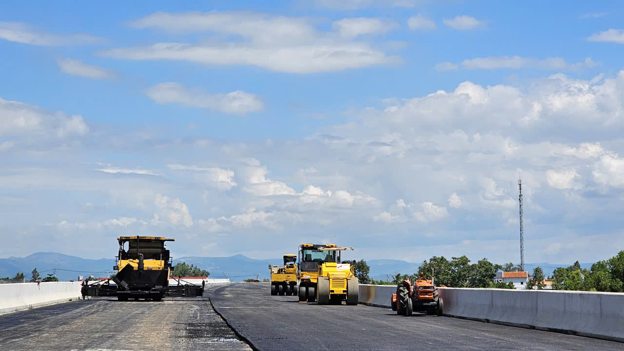 Cao tốc Chí Thạnh - Vân Phong: Hơn 1.000 kỹ sư, công nhân thi công xuyên lễ- Ảnh 3. Cao tốc Chí Thạnh - Vân Phong: Hơn 1.000 kỹ sư, công nhân thi công xuyên lễ- Ảnh 3.