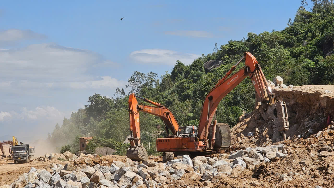 Cao tốc Chí Thạnh - Vân Phong: Hơn 1.000 kỹ sư, công nhân thi công xuyên lễ- Ảnh 10. Cao tốc Chí Thạnh - Vân Phong: Hơn 1.000 kỹ sư, công nhân thi công xuyên lễ- Ảnh 10.