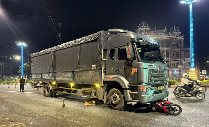 Hiện trường vụ tai nạn khiến nam thanh ni&ecirc;n tử vong tại chỗ.