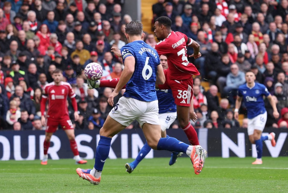 Liverpool nhọc nhằn vượt qua Everton trong trận derby Merseyside- Ảnh 1. Liverpool nhọc nhằn vượt qua Everton trong trận derby Merseyside- Ảnh 1.