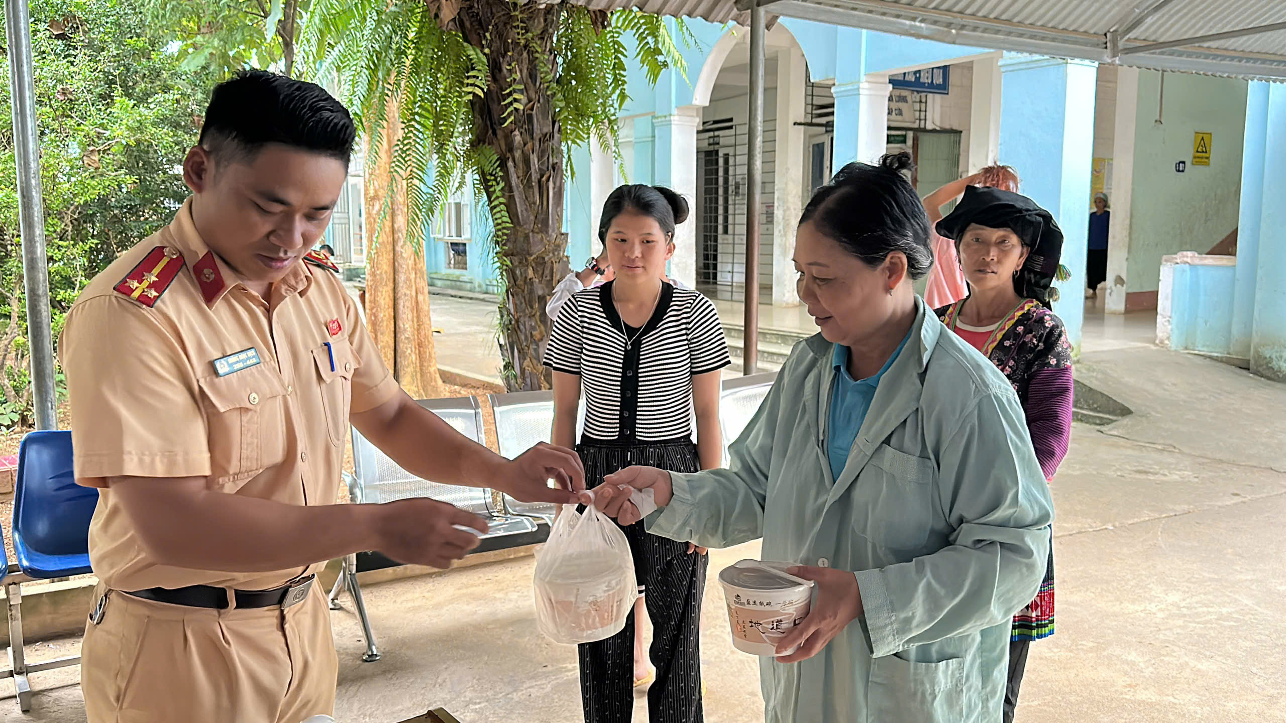 CSGT L&agrave;o Cai ph&aacute;t ch&aacute;o kết hợp tuy&ecirc;n truyền ph&aacute;p luật ATGT tại bệnh viện - Ảnh 1.