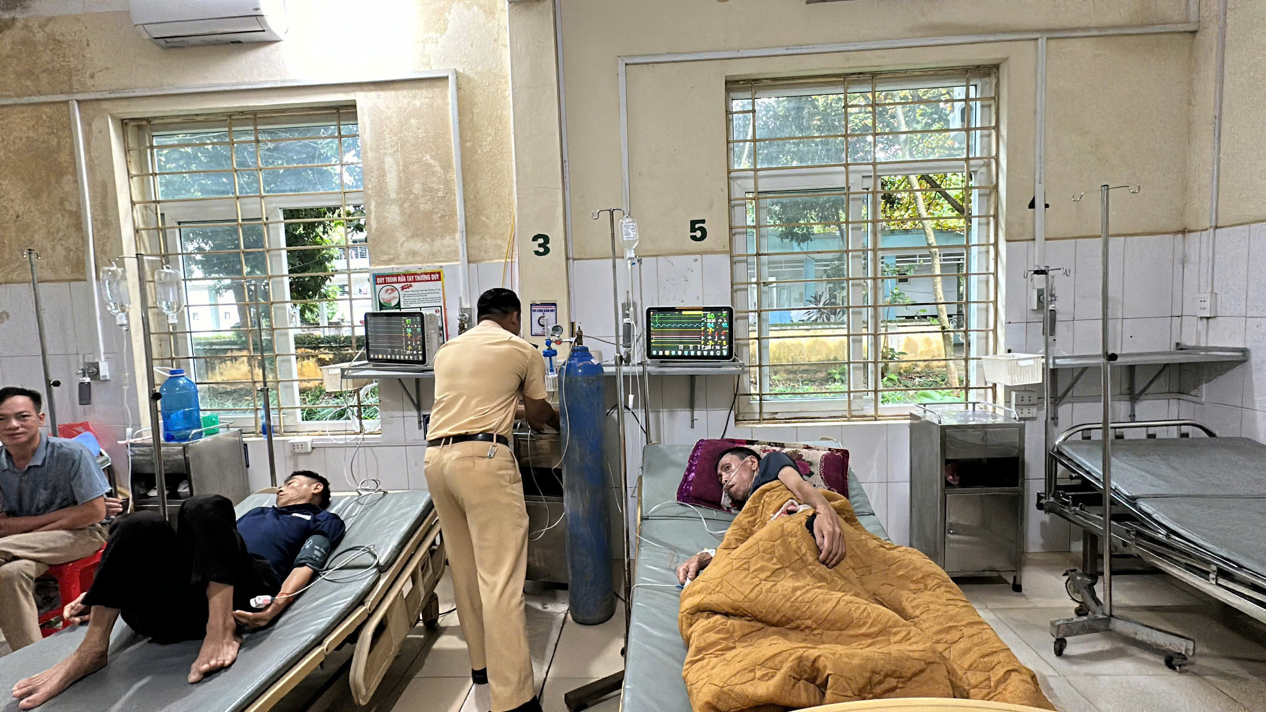 CSGT L&agrave;o Cai ph&aacute;t ch&aacute;o kết hợp tuy&ecirc;n truyền ph&aacute;p luật ATGT tại bệnh viện - Ảnh 2.