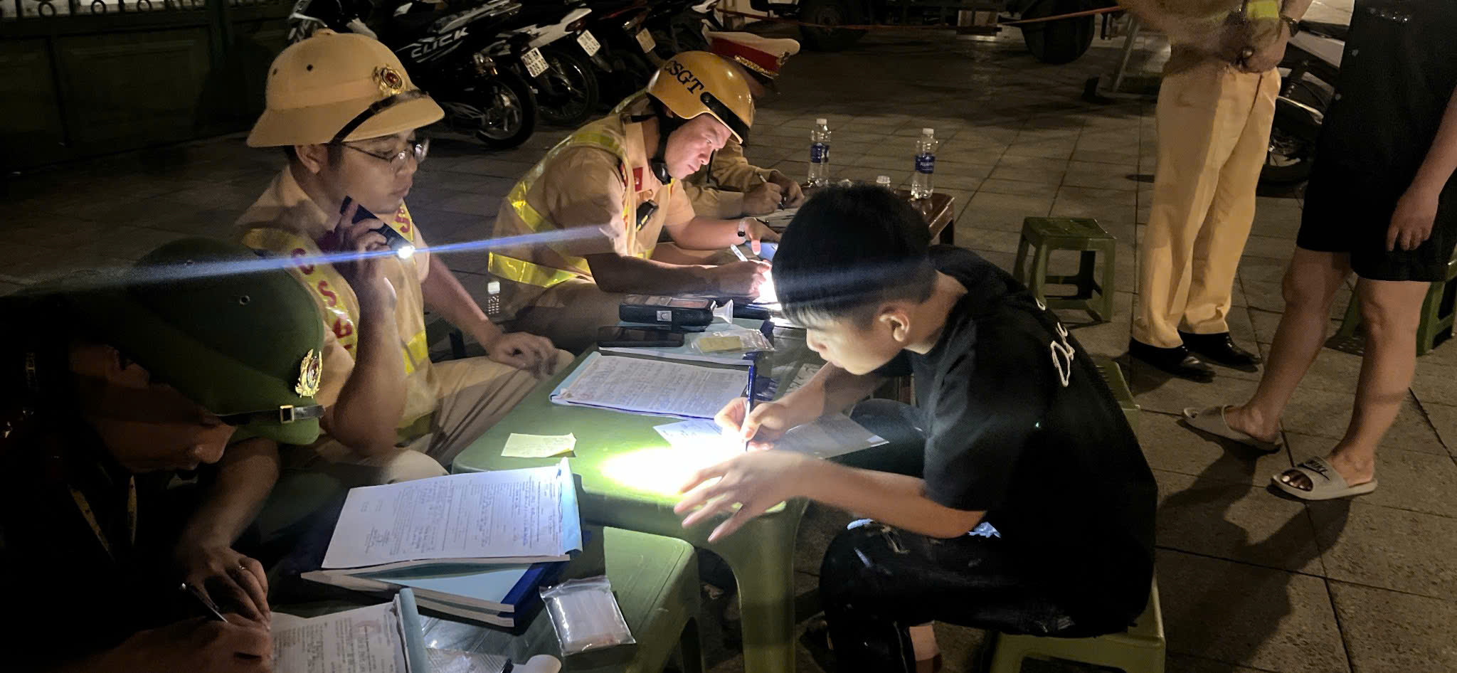 Quyết liệt ngăn chặn học sinh v&agrave; thanh, thiếu ni&ecirc;n vi phạm ATGT ở Th&aacute;i Nguy&ecirc;n- Ảnh 8.