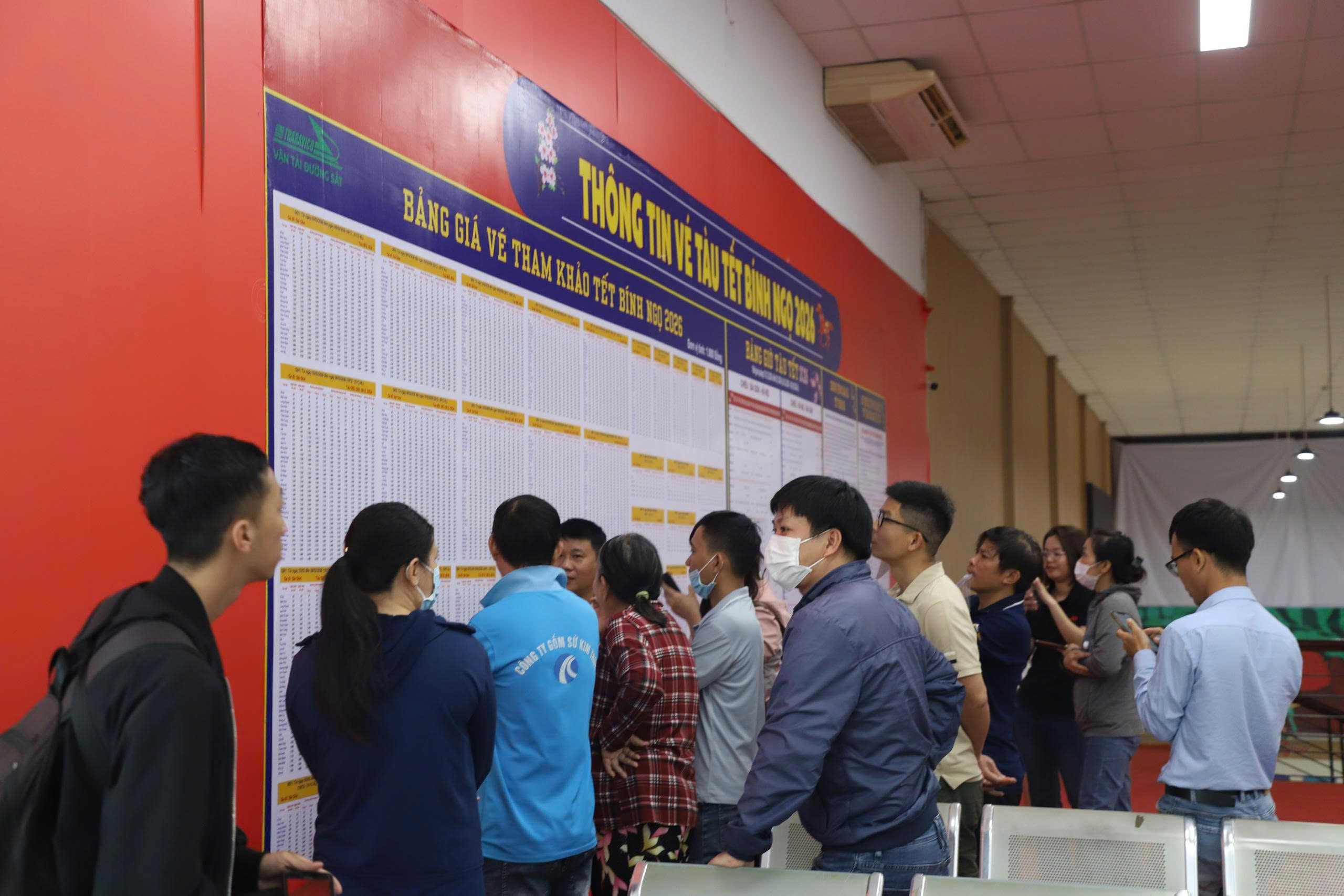 TP.HCM: Người d&acirc;n xếp h&agrave;ng từ rạng s&aacute;ng mua v&eacute; t&agrave;u Tết trong ng&agrave;y đầu mở b&aacute;n- Ảnh 2.