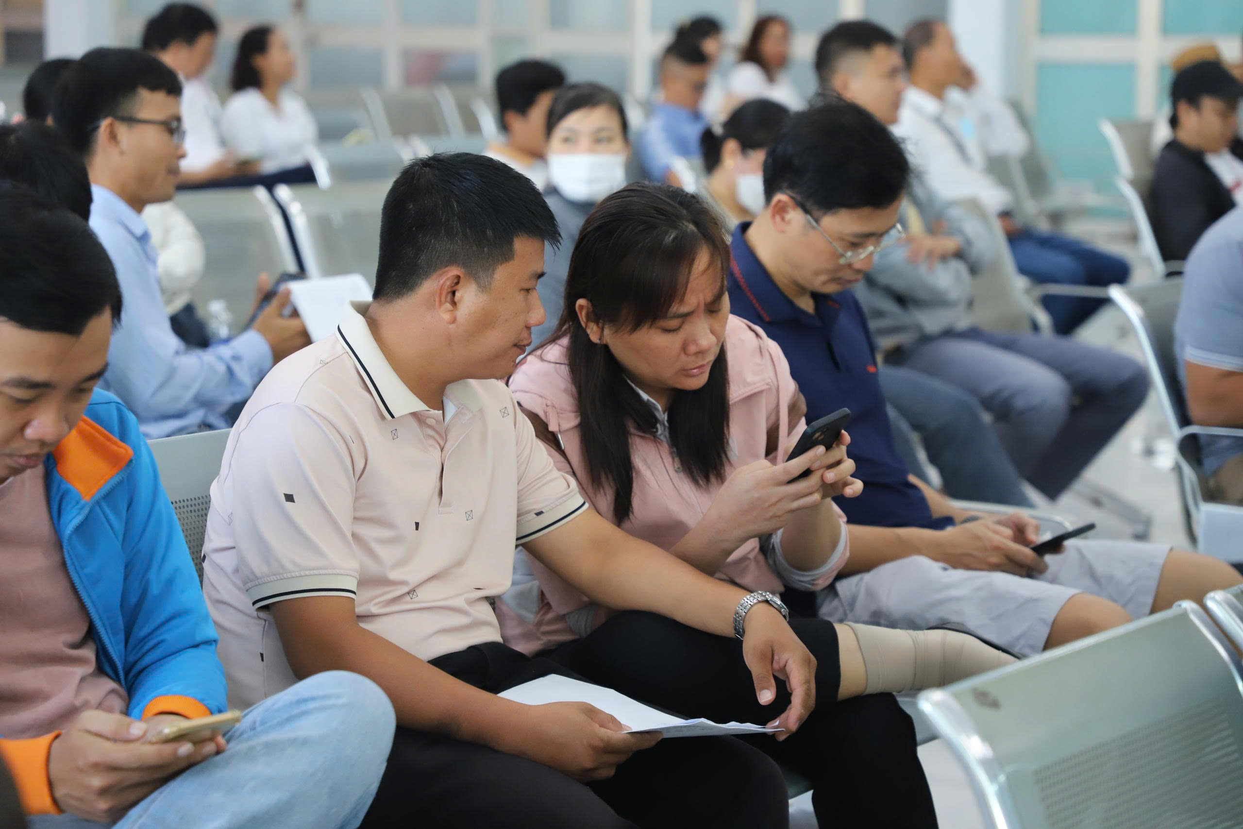TP.HCM: Người d&acirc;n xếp h&agrave;ng từ rạng s&aacute;ng mua v&eacute; t&agrave;u Tết trong ng&agrave;y đầu mở b&aacute;n- Ảnh 4.