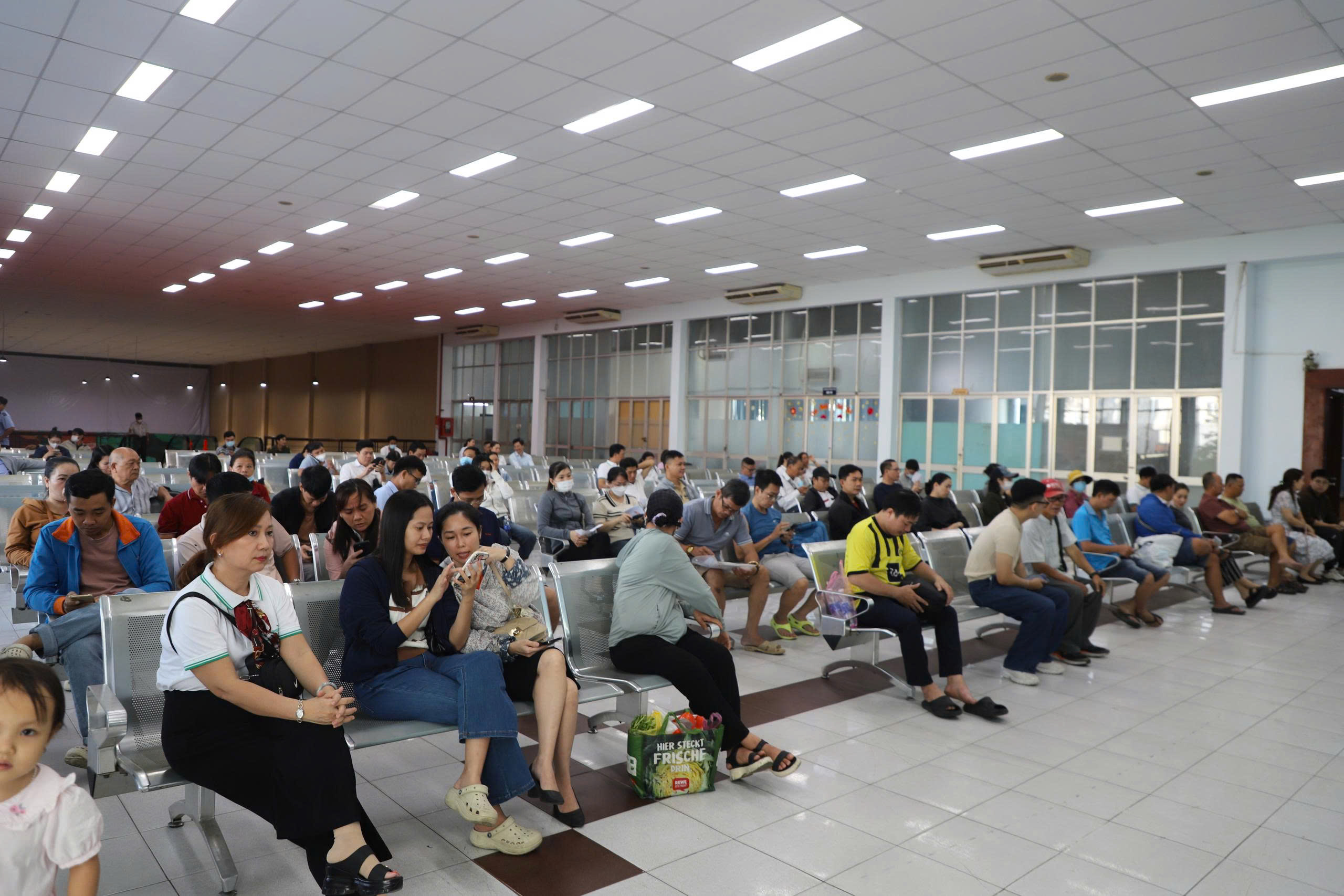TP.HCM: Người d&acirc;n xếp h&agrave;ng từ rạng s&aacute;ng mua v&eacute; t&agrave;u Tết trong ng&agrave;y đầu mở b&aacute;n- Ảnh 1.