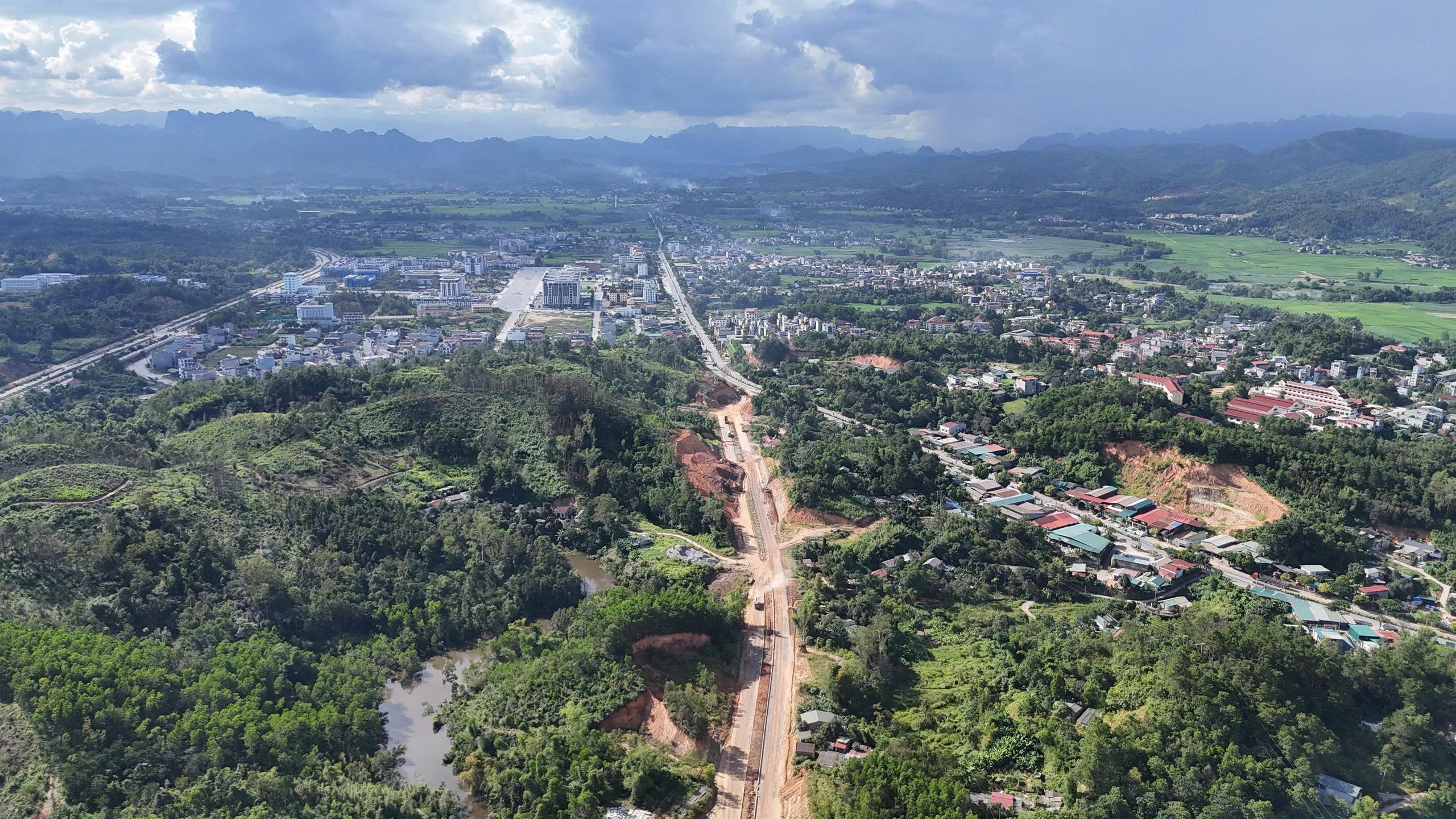 Thay đổi biện pháp thi công, đưa tuyến tránh TP Cao Bằng về đích trong năm 2025- Ảnh 8. Thay đổi biện pháp thi công, đưa tuyến tránh TP Cao Bằng về đích trong năm 2025- Ảnh 8.