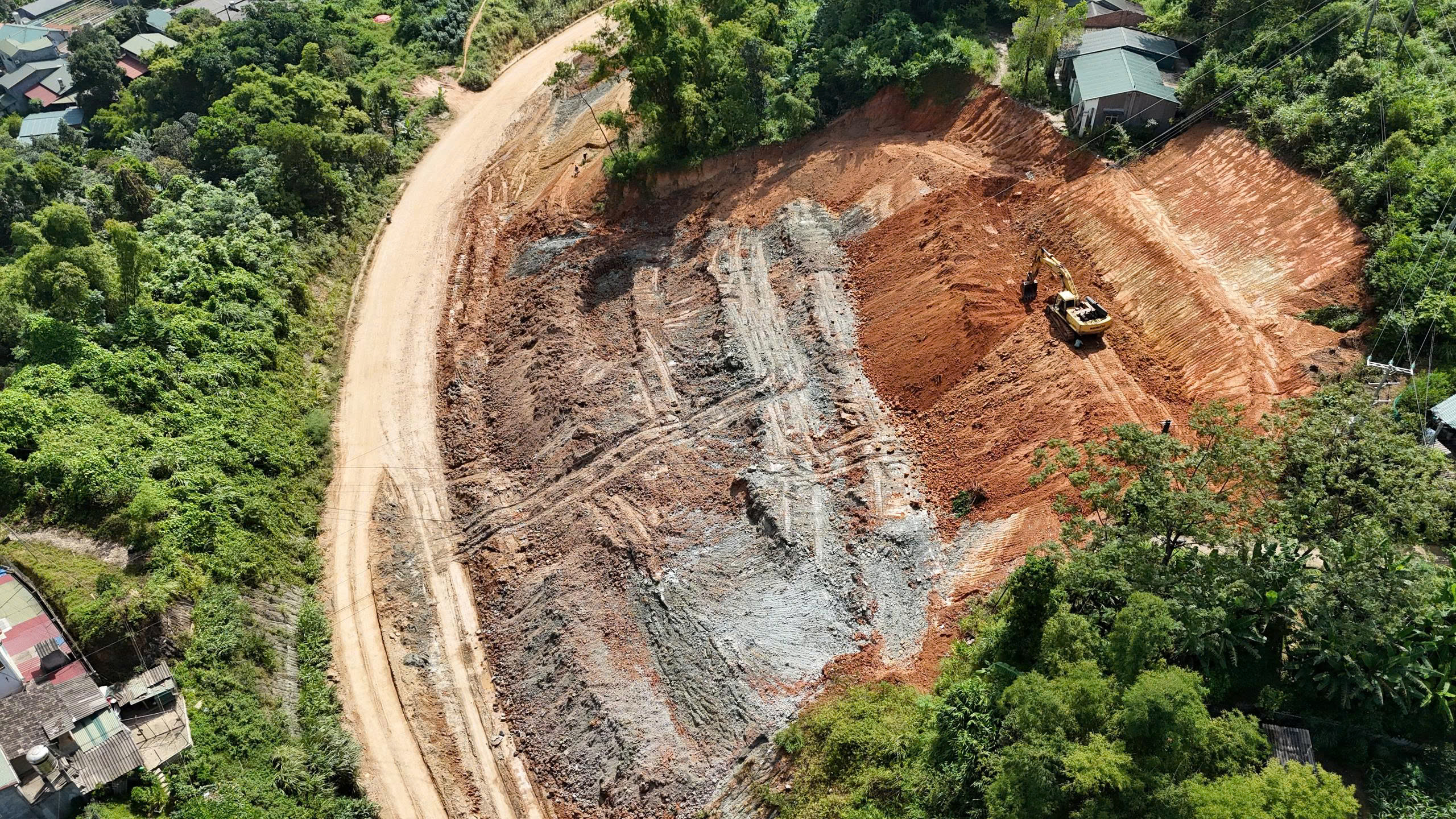 Thay đổi biện pháp thi công, đưa tuyến tránh TP Cao Bằng về đích trong năm 2025- Ảnh 4. Thay đổi biện pháp thi công, đưa tuyến tránh TP Cao Bằng về đích trong năm 2025- Ảnh 4.