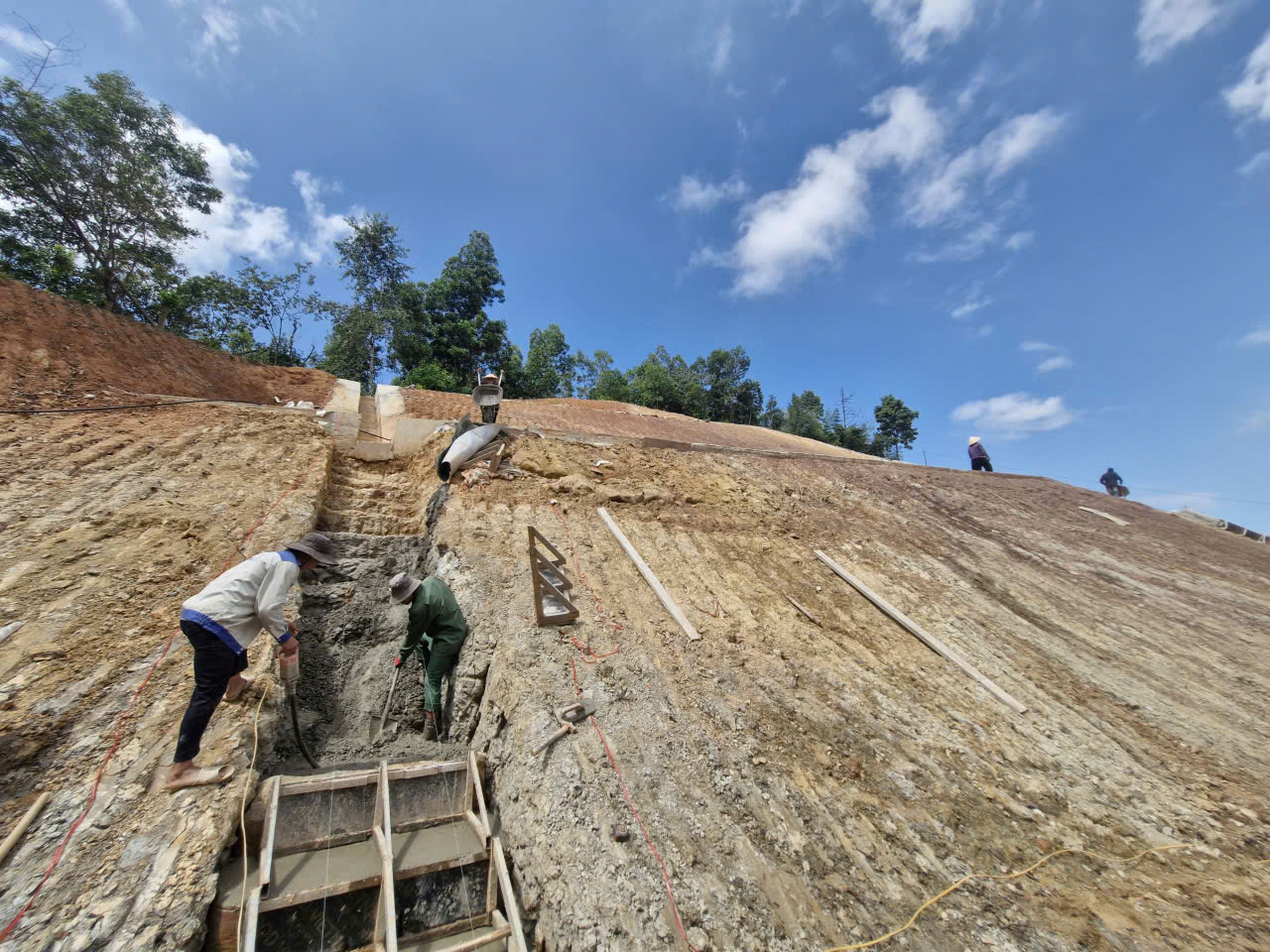 Thay đổi biện pháp thi công, đưa tuyến tránh TP Cao Bằng về đích trong năm 2025- Ảnh 15. Thay đổi biện pháp thi công, đưa tuyến tránh TP Cao Bằng về đích trong năm 2025- Ảnh 15.
