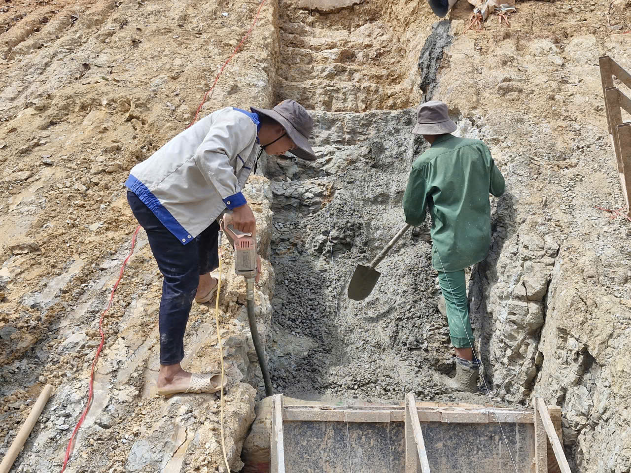 Thay đổi biện pháp thi công, đưa tuyến tránh TP Cao Bằng về đích trong năm 2025- Ảnh 16. Thay đổi biện pháp thi công, đưa tuyến tránh TP Cao Bằng về đích trong năm 2025- Ảnh 16.