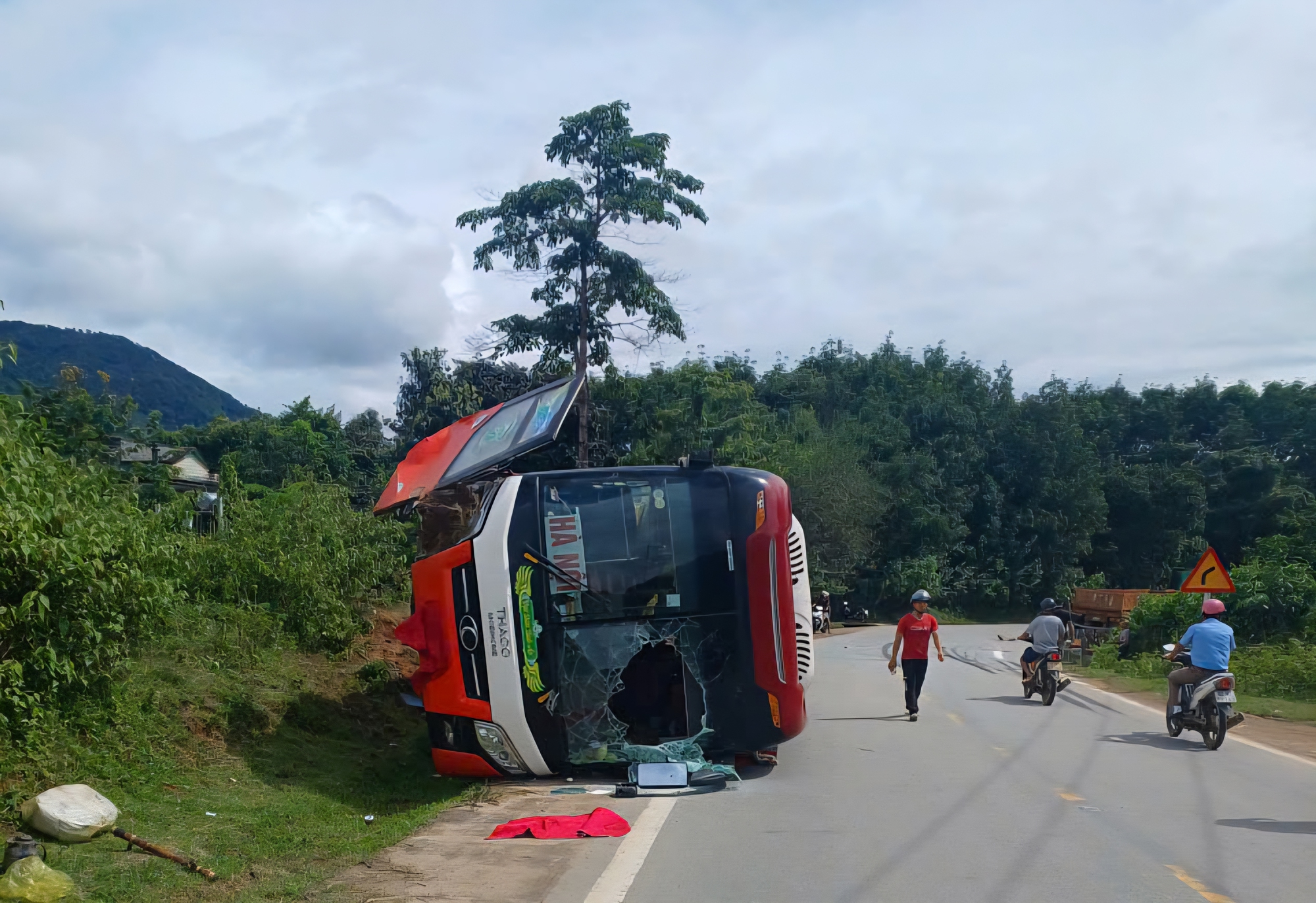 &Ocirc; t&ocirc; kh&aacute;ch lật ngang tr&ecirc;n đường Hồ Ch&iacute; Minh sau va chạm với xe đầu k&eacute;o- Ảnh 1.