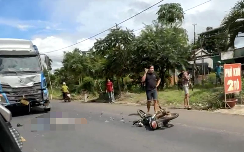 Hiện trường vụ tai nạn l&agrave;m hai thanh ni&ecirc;n tử vong.