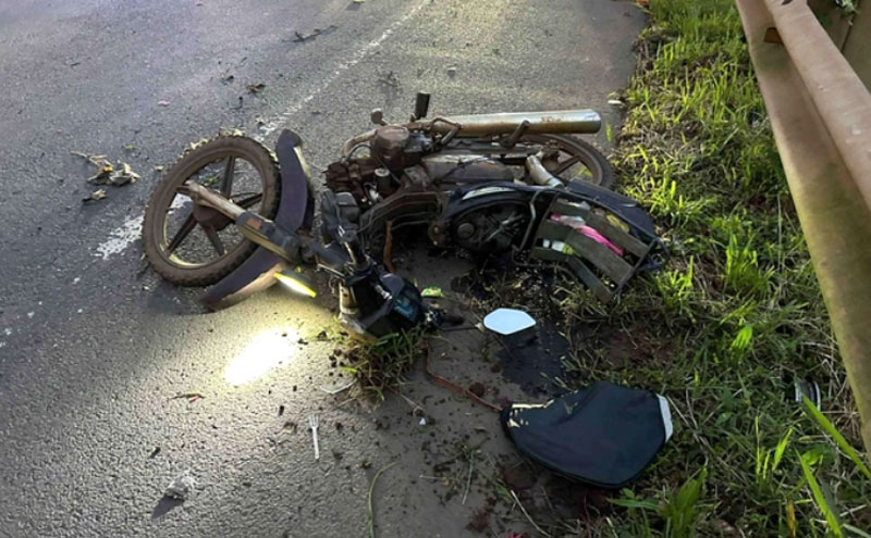 Chiếc xe m&aacute;y tại hiện trường vụ tai nạn.