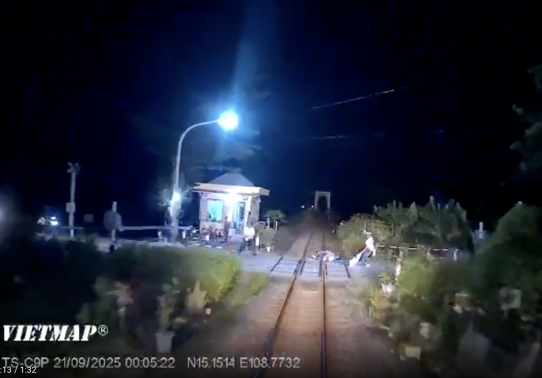 Một người đi xe máy thoát chết trong gang tấc khi ngã vào đường sắt lúc tàu đang lao tới- Ảnh 1. Một người đi xe máy thoát chết trong gang tấc khi ngã vào đường sắt lúc tàu đang lao tới- Ảnh 1.