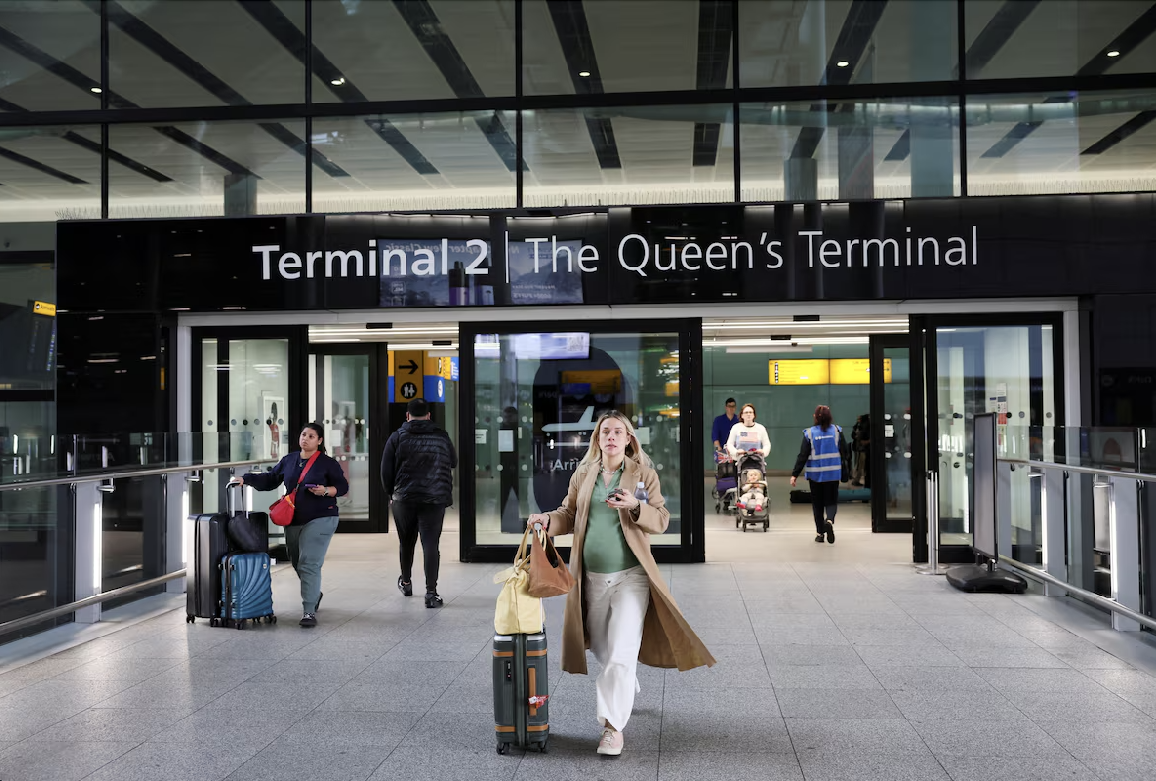 Các sân bay châu Âu chạy đua khắc phục sự cố check-in sau vụ tấn công mạng- Ảnh 1. Các sân bay châu Âu chạy đua khắc phục sự cố check-in sau vụ tấn công mạng- Ảnh 1.